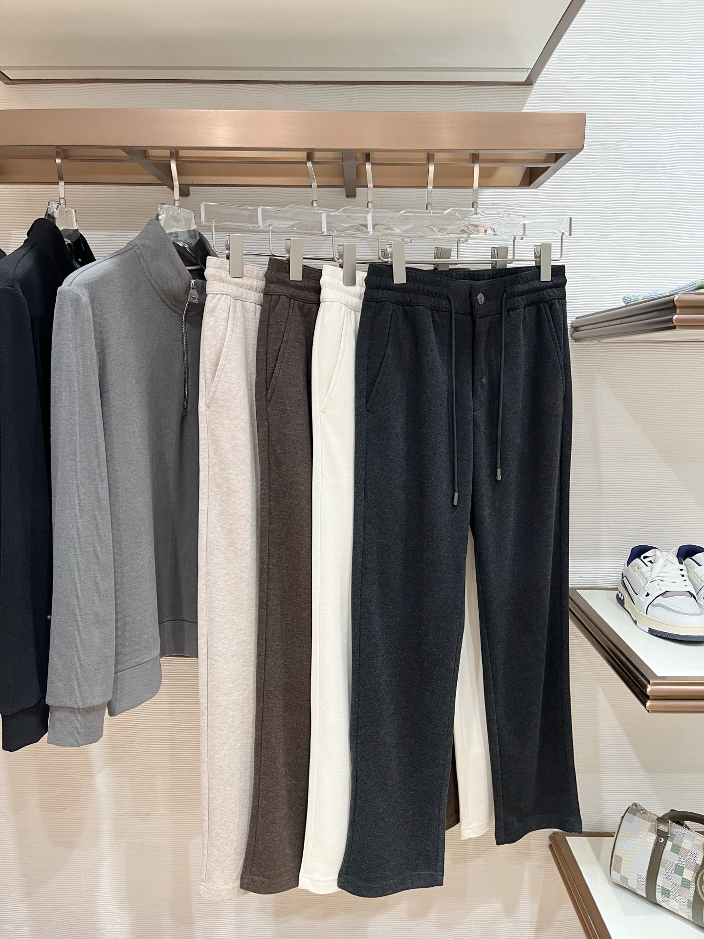 。Zz杰尼*亚🔥秋冬新款男士直筒运动裤，羊绒羊毛混纺面料、三标齐、松紧腰抽绳、两侧拉链口袋设计，合体的裁