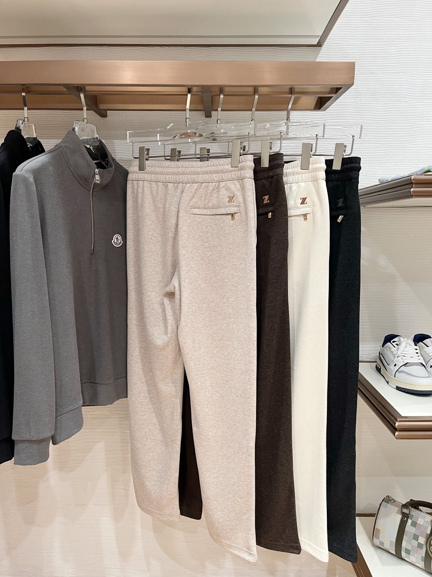 。Zz杰尼*亚🔥秋冬新款男士直筒运动裤，羊绒羊毛混纺面料、三标齐、松紧腰抽绳、两侧拉链口袋设计，合体的裁