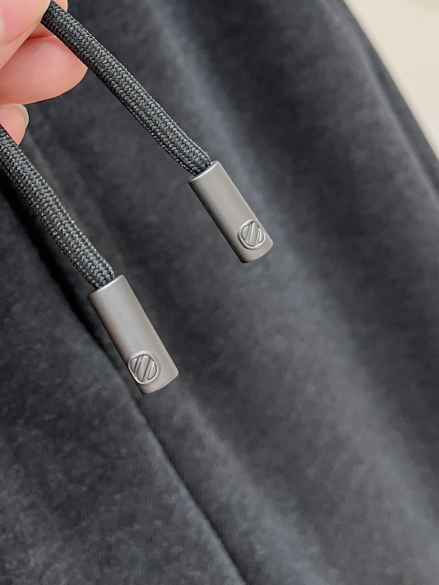 。Zz杰尼*亚🔥秋冬新款男士直筒运动裤，羊绒羊毛混纺面料、三标齐、松紧腰抽绳、两侧拉链口袋设计，合体的裁