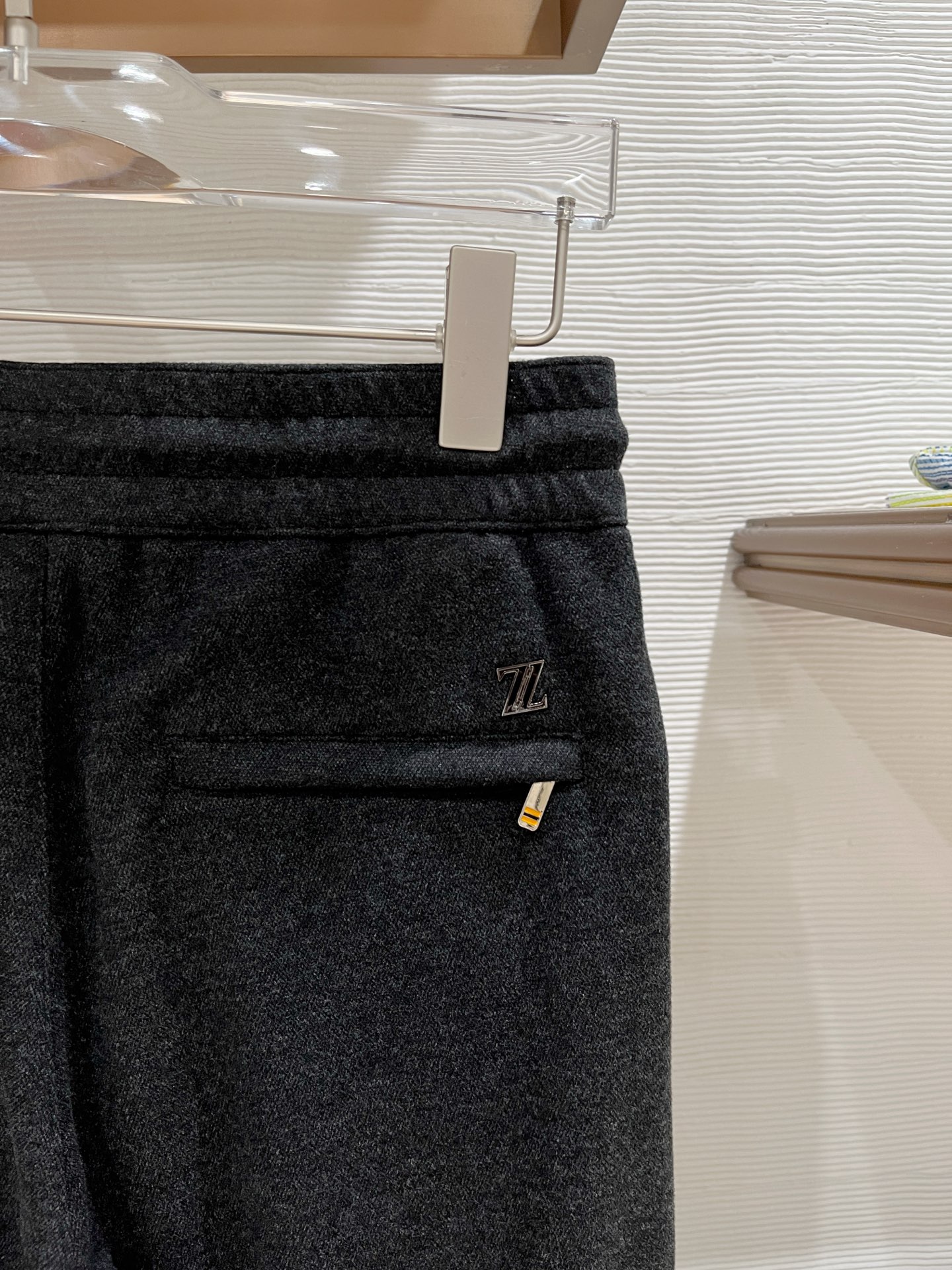 。Zz杰尼*亚🔥秋冬新款男士直筒运动裤，羊绒羊毛混纺面料、三标齐、松紧腰抽绳、两侧拉链口袋设计，合体的裁