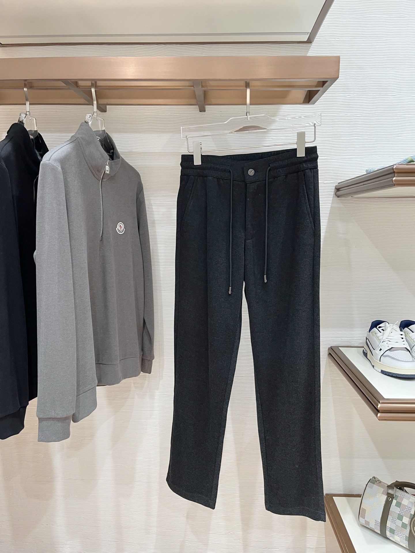 。Zz杰尼*亚🔥秋冬新款男士直筒运动裤，羊绒羊毛混纺面料、三标齐、松紧腰抽绳、两侧拉链口袋设计，合体的裁