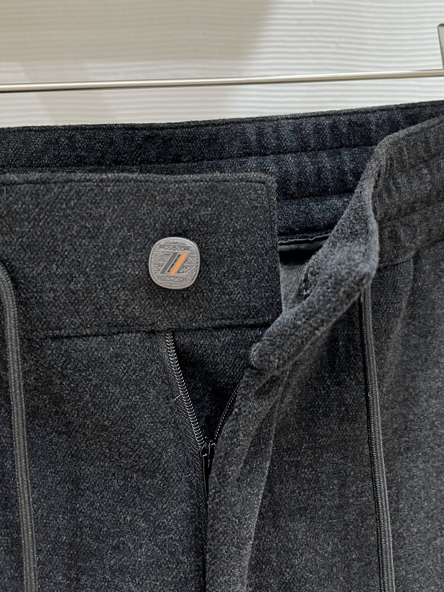 。Zz杰尼*亚🔥秋冬新款男士直筒运动裤，羊绒羊毛混纺面料、三标齐、松紧腰抽绳、两侧拉链口袋设计，合体的裁