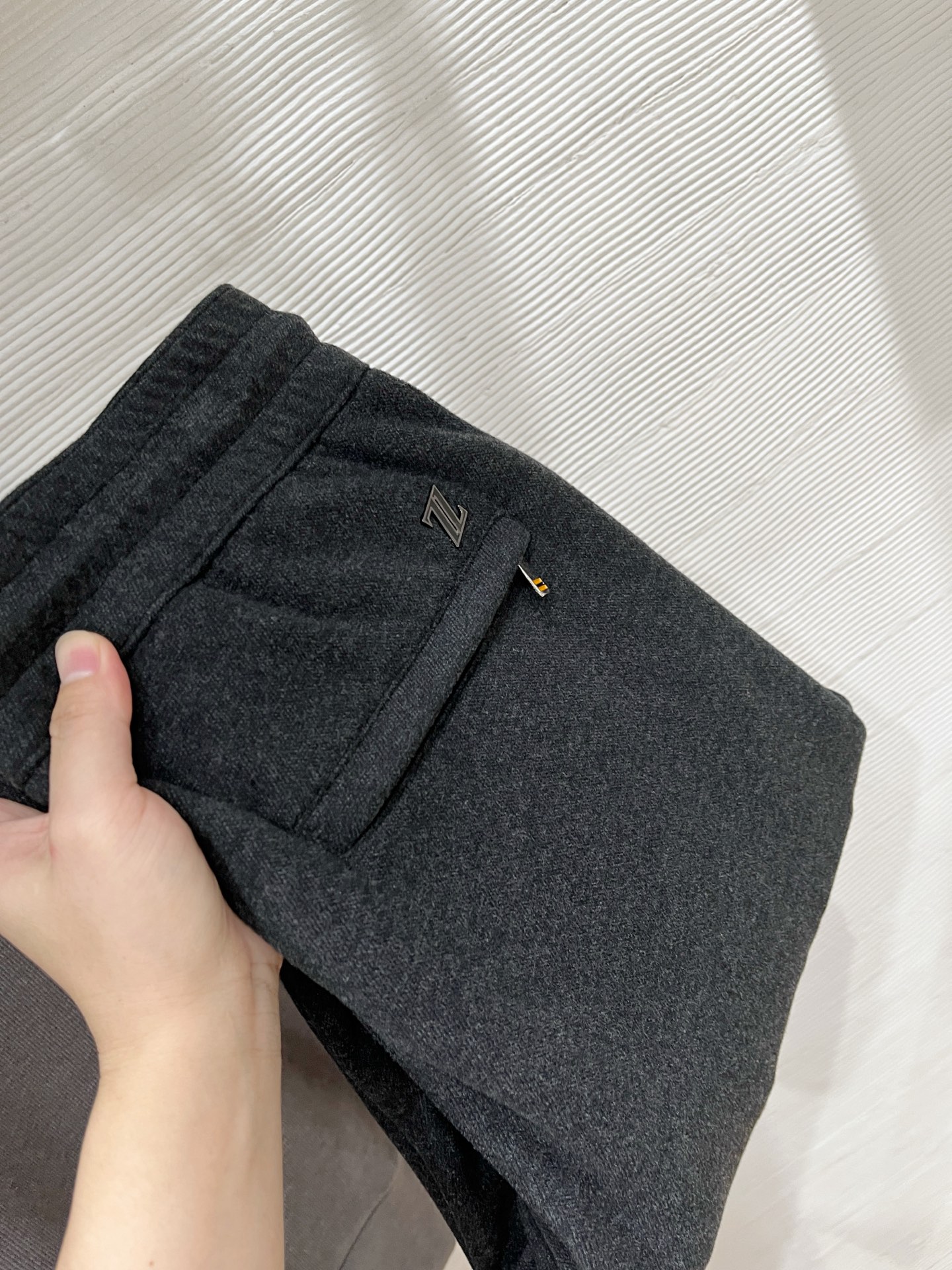 。Zz杰尼*亚🔥秋冬新款男士直筒运动裤，羊绒羊毛混纺面料、三标齐、松紧腰抽绳、两侧拉链口袋设计，合体的裁