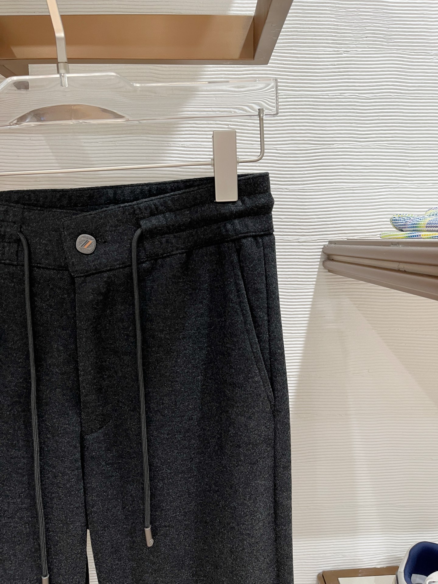 。Zz杰尼*亚🔥秋冬新款男士直筒运动裤，羊绒羊毛混纺面料、三标齐、松紧腰抽绳、两侧拉链口袋设计，合体的裁