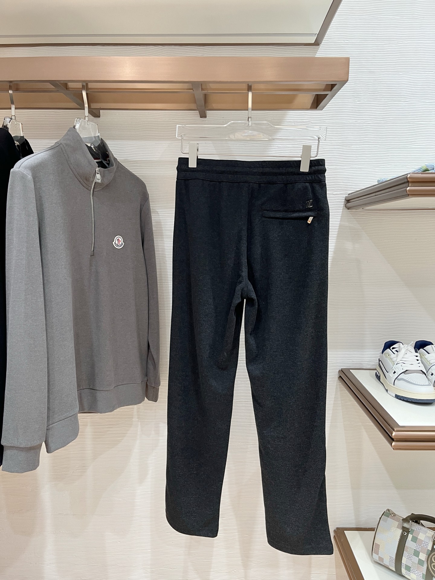 。Zz杰尼*亚🔥秋冬新款男士直筒运动裤，羊绒羊毛混纺面料、三标齐、松紧腰抽绳、两侧拉链口袋设计，合体的裁