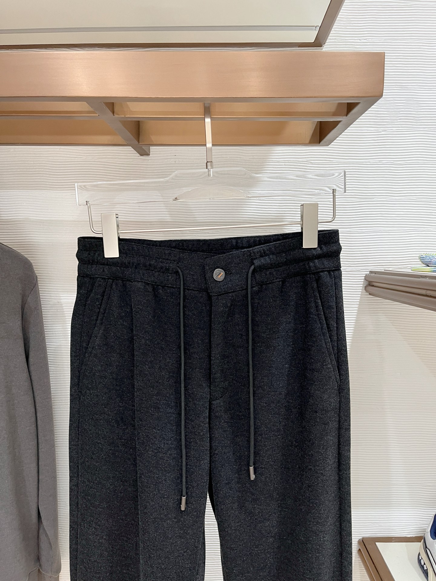 。Zz杰尼*亚🔥秋冬新款男士直筒运动裤，羊绒羊毛混纺面料、三标齐、松紧腰抽绳、两侧拉链口袋设计，合体的裁