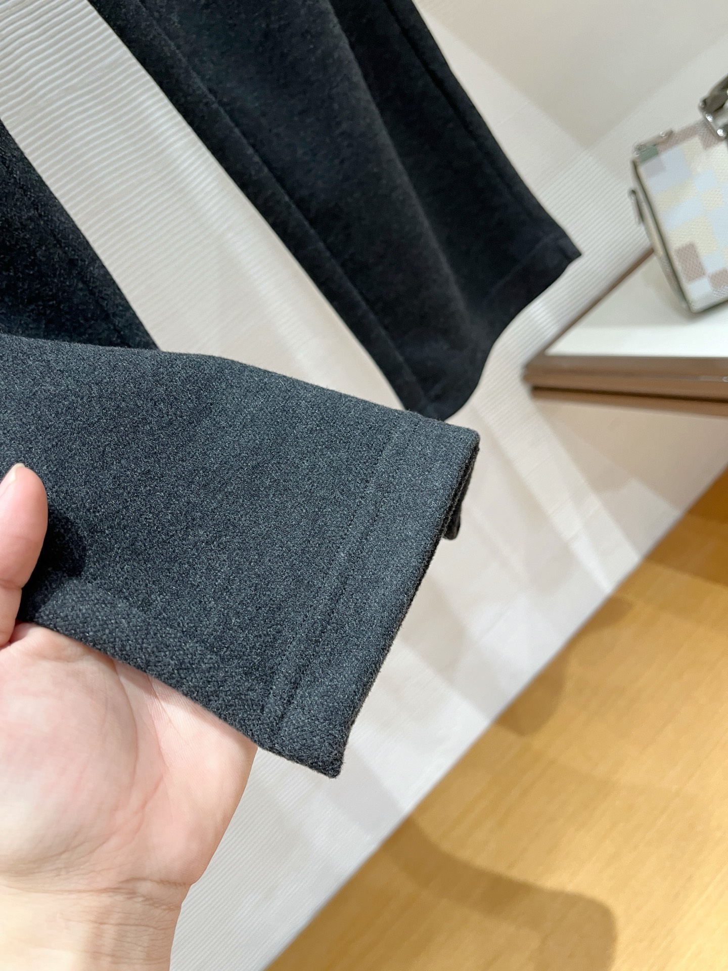 。Zz杰尼*亚🔥秋冬新款男士直筒运动裤，羊绒羊毛混纺面料、三标齐、松紧腰抽绳、两侧拉链口袋设计，合体的裁