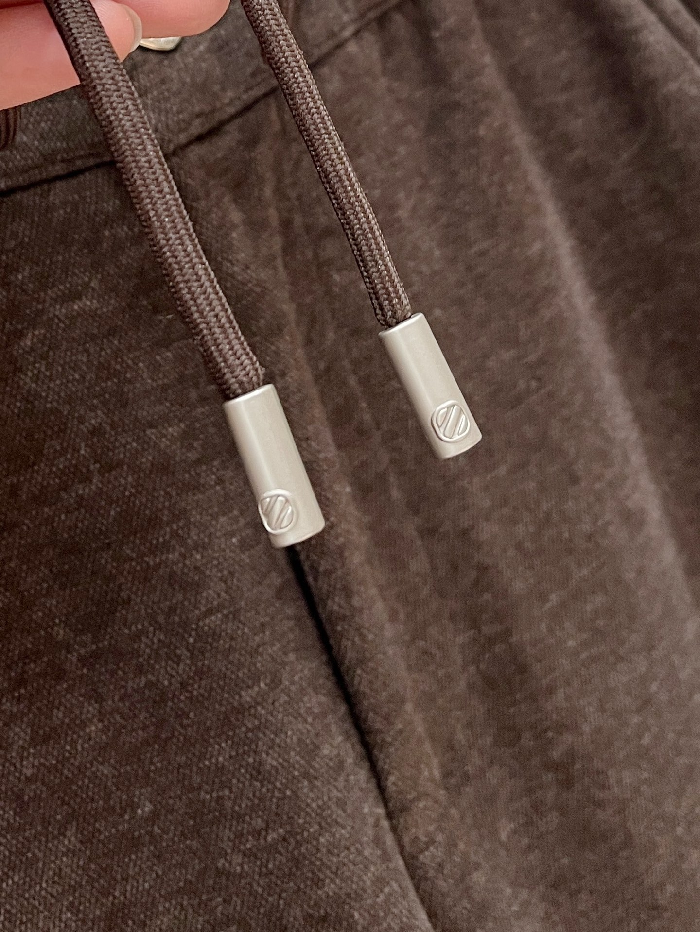 。Zz杰尼*亚🔥秋冬新款男士直筒运动裤，羊绒羊毛混纺面料、三标齐、松紧腰抽绳、两侧拉链口袋设计，合体的裁