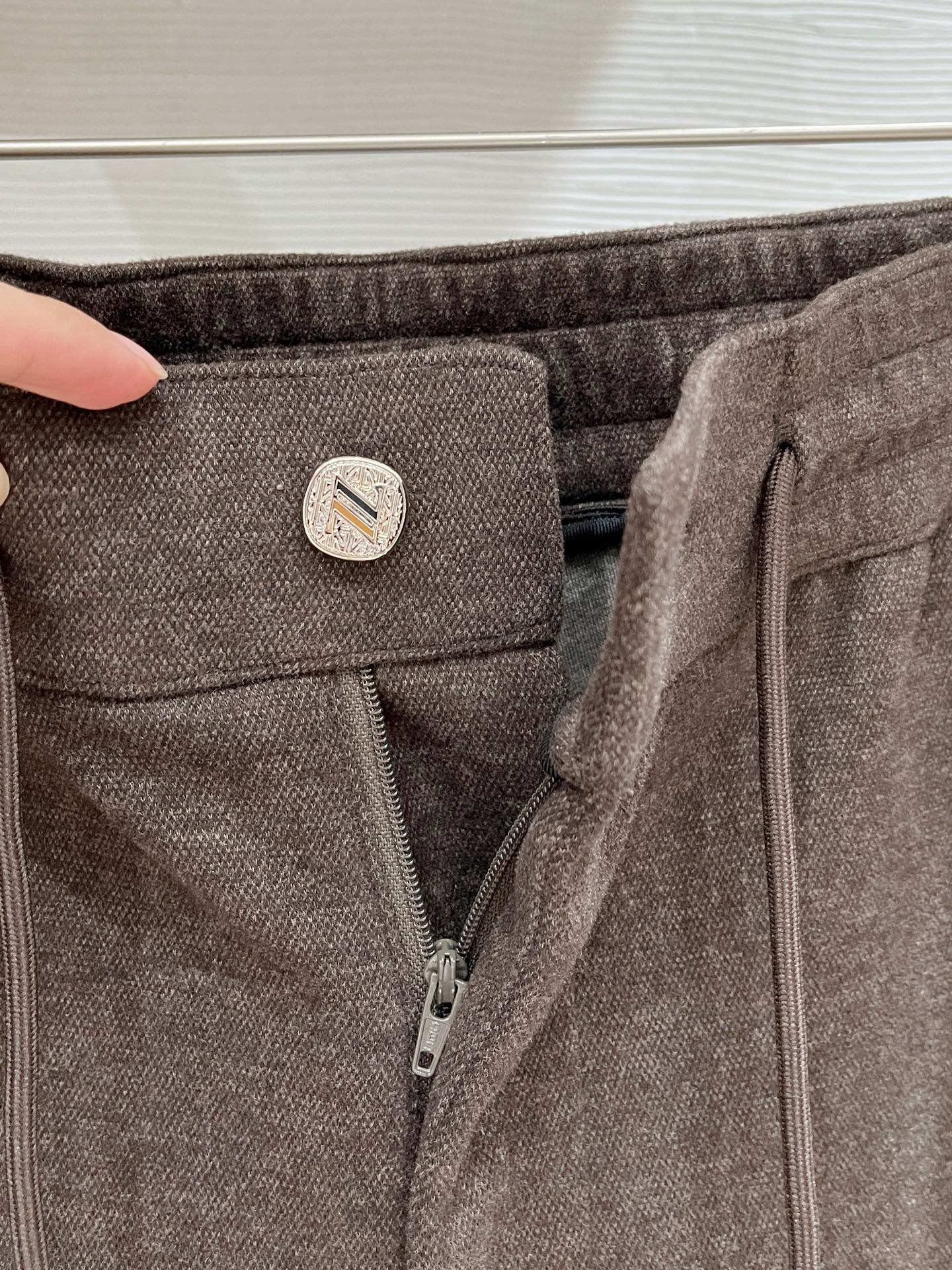 。Zz杰尼*亚🔥秋冬新款男士直筒运动裤，羊绒羊毛混纺面料、三标齐、松紧腰抽绳、两侧拉链口袋设计，合体的裁