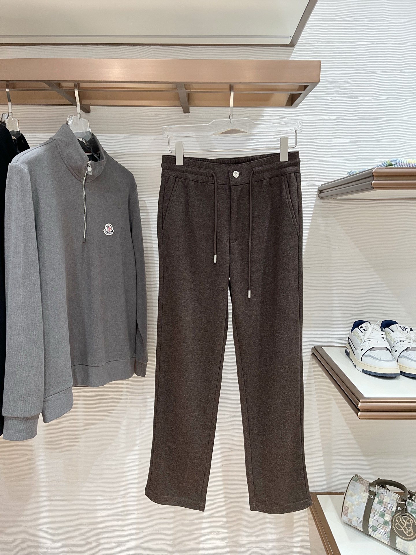 。Zz杰尼*亚🔥秋冬新款男士直筒运动裤，羊绒羊毛混纺面料、三标齐、松紧腰抽绳、两侧拉链口袋设计，合体的裁