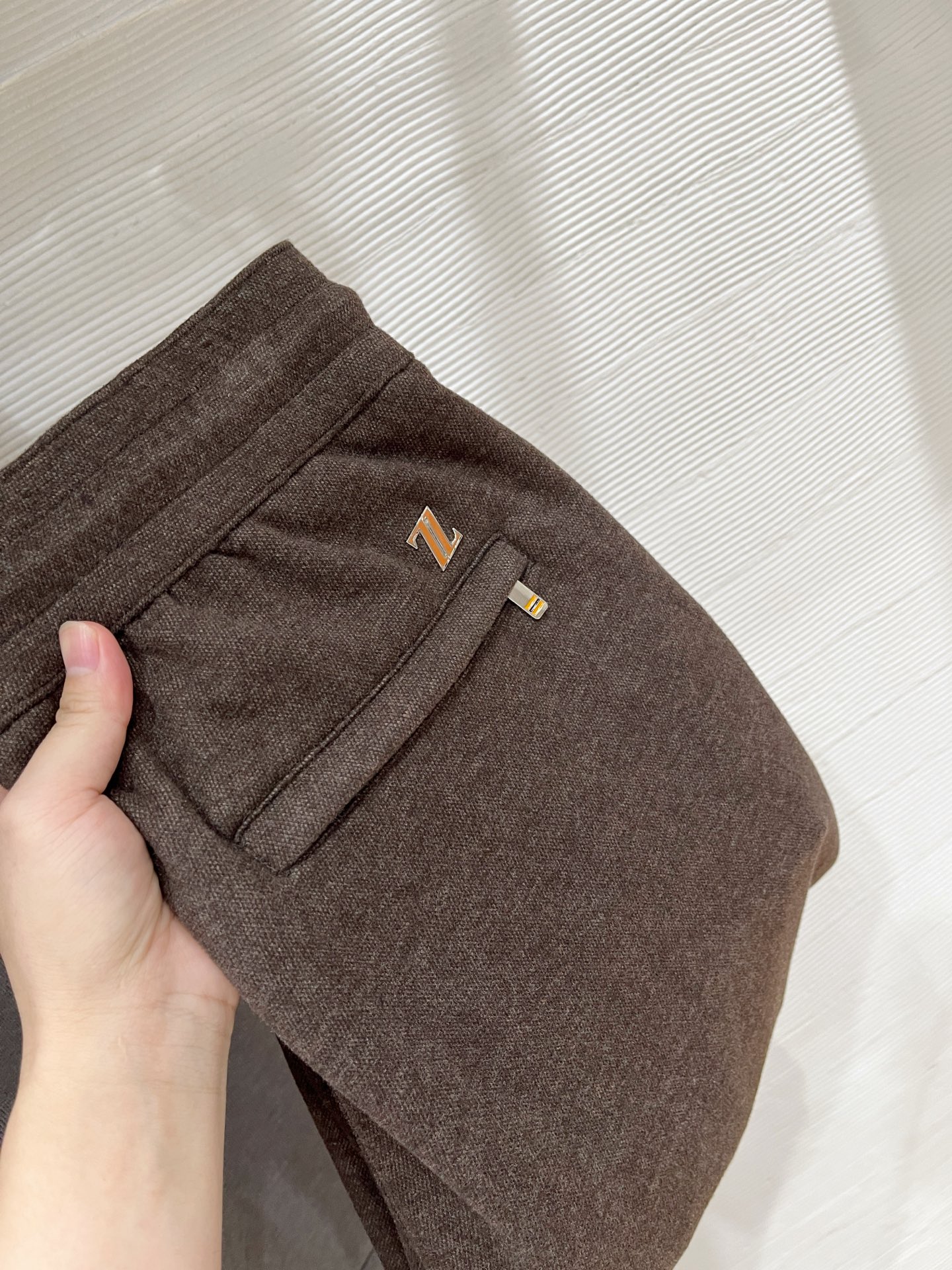 NO:537129,ZzJinia autumn and winter new men's straight sports pants, cashmere wool blend fabric, three-standard, elastic waist drawstring, and zippered pocket design on both sides. Combined cutting, neat car line, impeccable details (the essential items in the market are absolutely the highest version of the market) classic and versatile. At the same time, the upper body has a sense of slackness, comfortable and breathable. It also reflects high-end texture and full-quality orders while keeping warm. Colors: black, oat color, brown, beige. Number M-3XL (48~56) is on sale in stock., zegna, alexander wang19860909Zz杰尼*亚秋冬新款男士直筒运动裤,羊绒羊毛混纺面料、三标齐、松紧腰抽绳、两侧拉链口袋设计,合体的裁剪、车线工整、细节无可挑剔（人手必备单品绝对市场最高版本）经典百搭 同时上身有总随意的松弛感,舒适透气 保暖的同时体现高档质感、全品相的订单,颜色 黑色、燕麦色、棕色.米白色.码数M-3XL（48～56）现货发售.,,zegna,alexander wang,Men's clothing