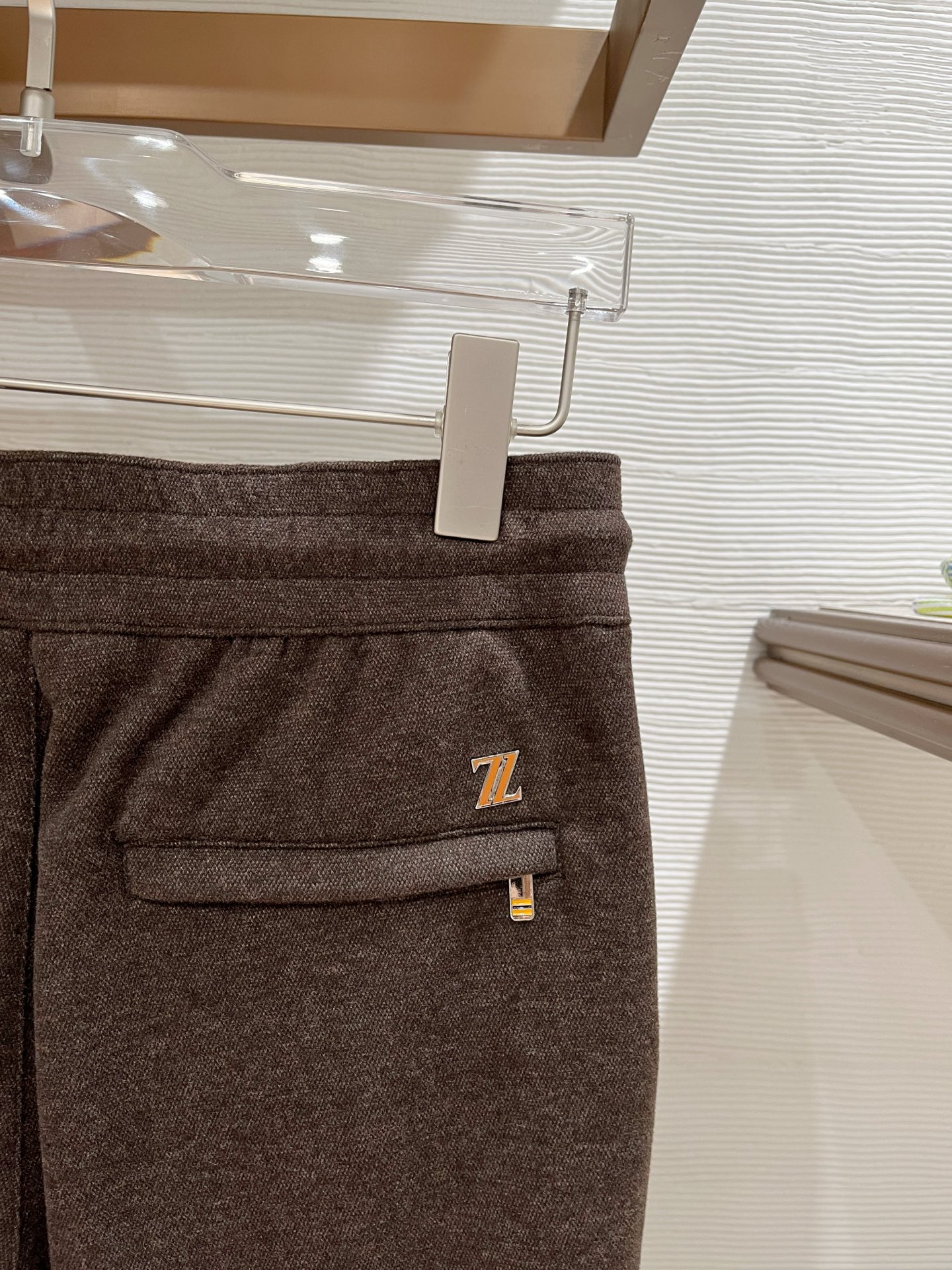 。Zz杰尼*亚🔥秋冬新款男士直筒运动裤，羊绒羊毛混纺面料、三标齐、松紧腰抽绳、两侧拉链口袋设计，合体的裁