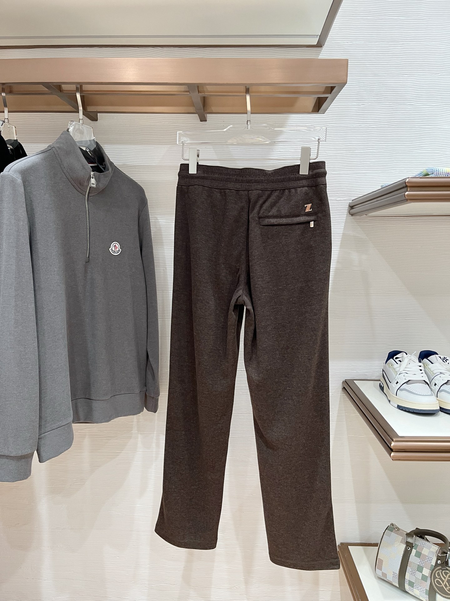。Zz杰尼*亚🔥秋冬新款男士直筒运动裤，羊绒羊毛混纺面料、三标齐、松紧腰抽绳、两侧拉链口袋设计，合体的裁