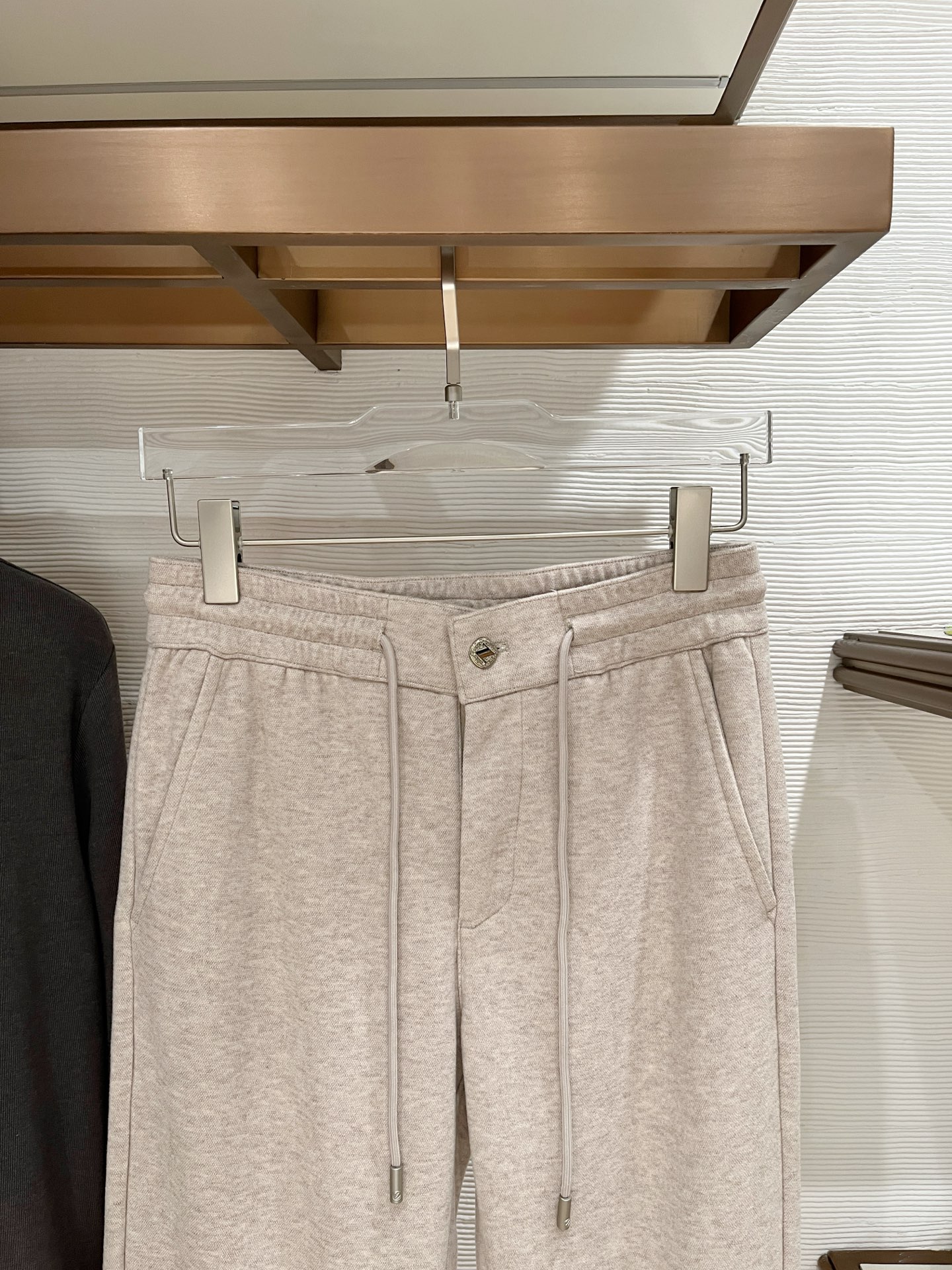 。Zz杰尼*亚🔥秋冬新款男士直筒运动裤，羊绒羊毛混纺面料、三标齐、松紧腰抽绳、两侧拉链口袋设计，合体的裁