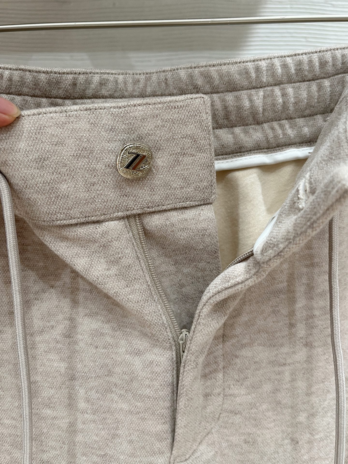 。Zz杰尼*亚🔥秋冬新款男士直筒运动裤，羊绒羊毛混纺面料、三标齐、松紧腰抽绳、两侧拉链口袋设计，合体的裁