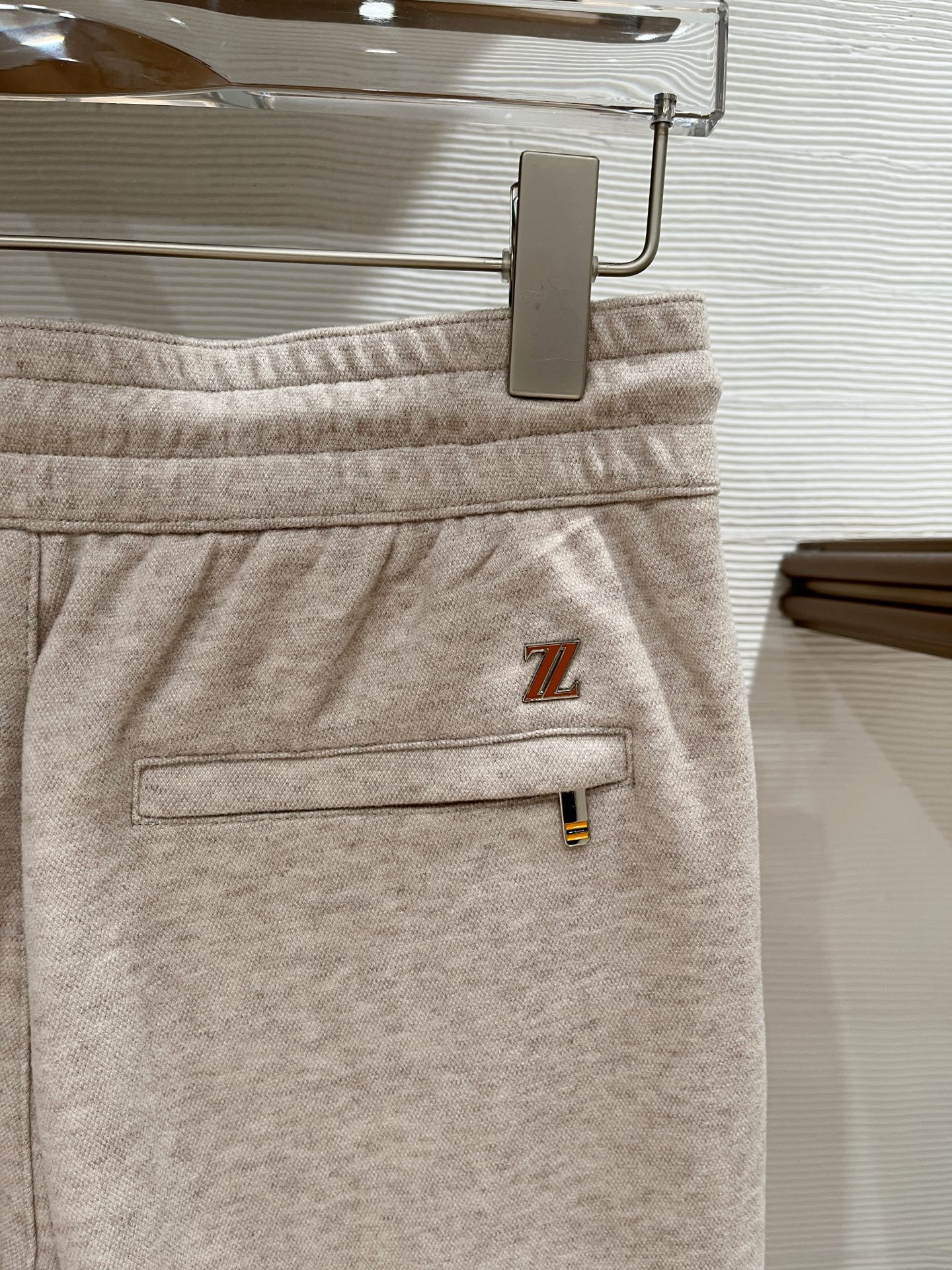 。Zz杰尼*亚🔥秋冬新款男士直筒运动裤，羊绒羊毛混纺面料、三标齐、松紧腰抽绳、两侧拉链口袋设计，合体的裁