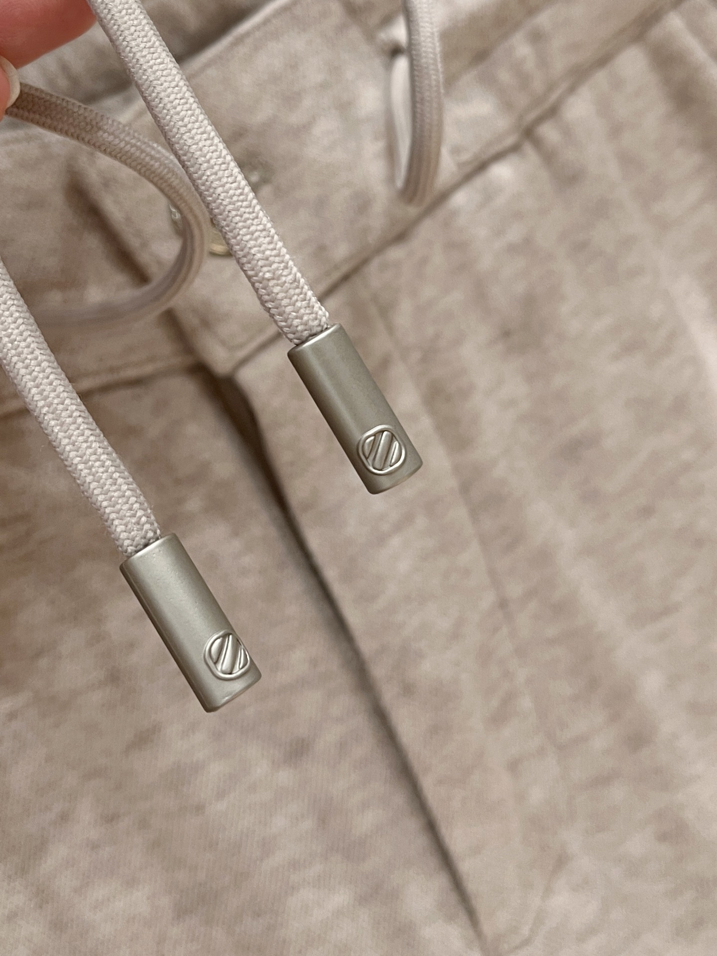 。Zz杰尼*亚🔥秋冬新款男士直筒运动裤，羊绒羊毛混纺面料、三标齐、松紧腰抽绳、两侧拉链口袋设计，合体的裁