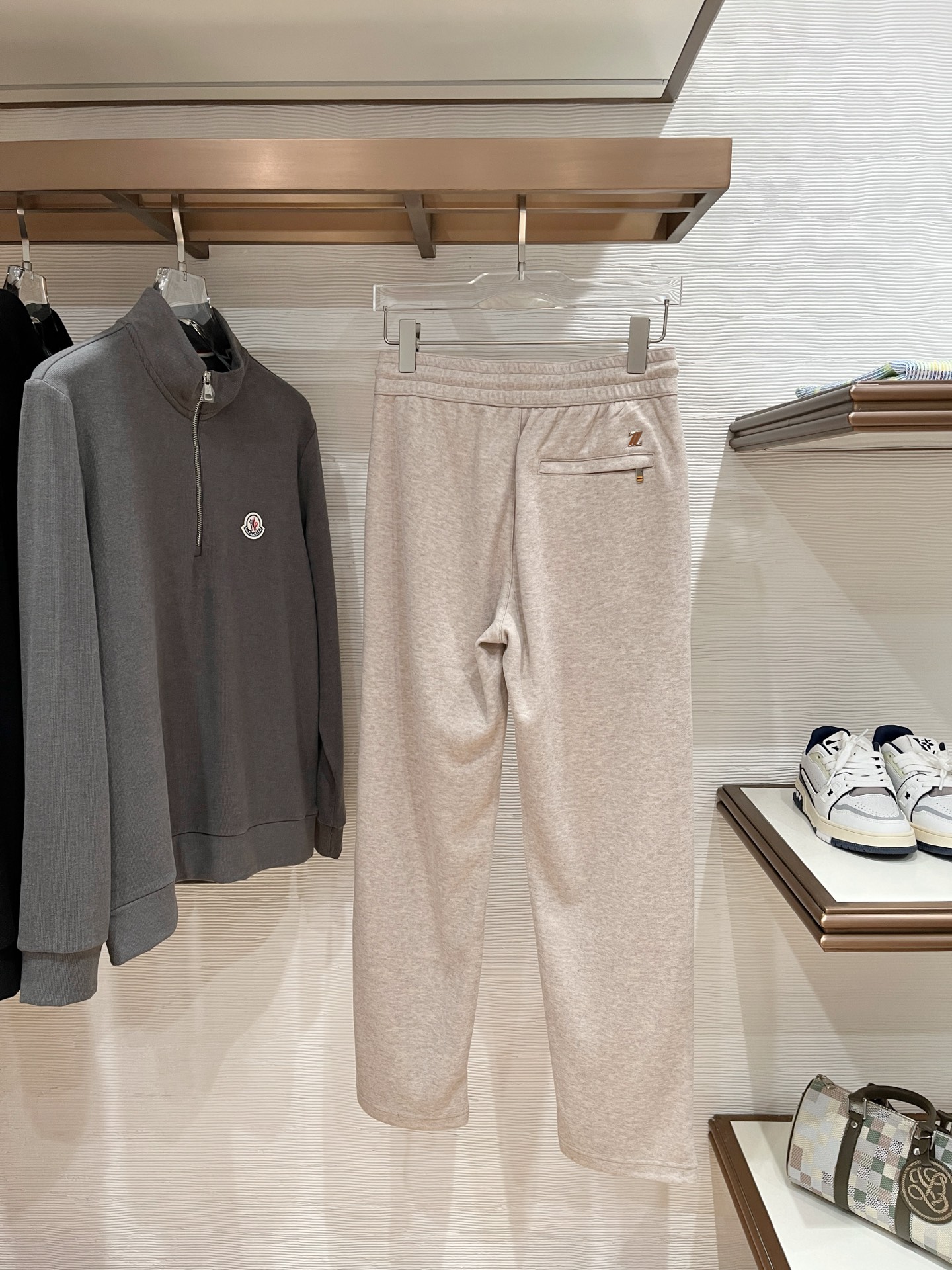 。Zz杰尼*亚🔥秋冬新款男士直筒运动裤，羊绒羊毛混纺面料、三标齐、松紧腰抽绳、两侧拉链口袋设计，合体的裁