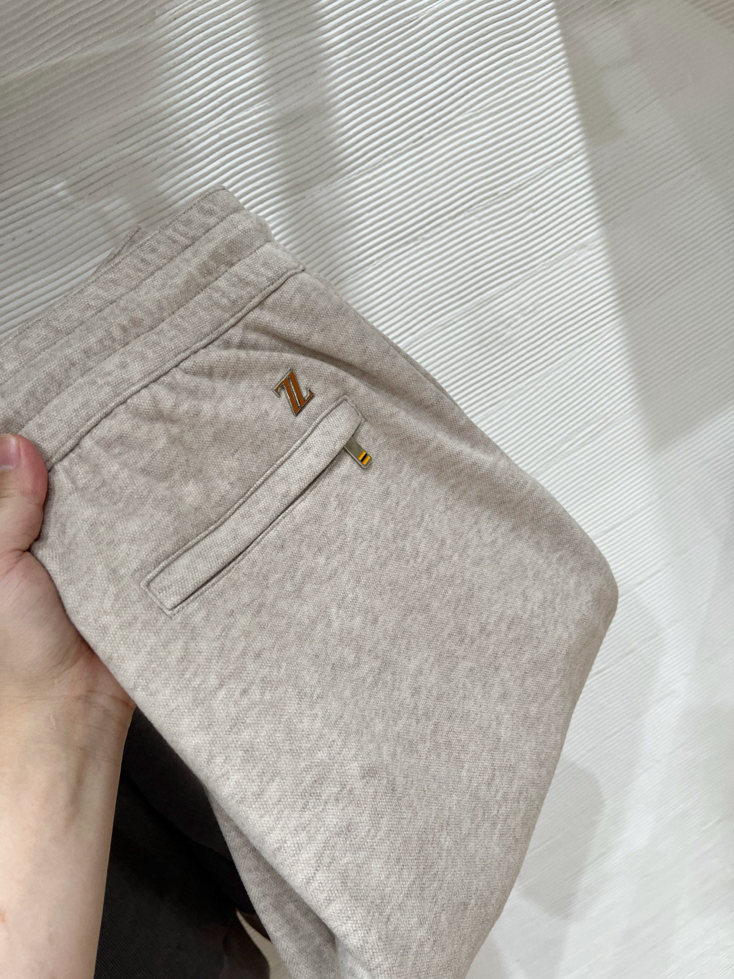 。Zz杰尼*亚🔥秋冬新款男士直筒运动裤，羊绒羊毛混纺面料、三标齐、松紧腰抽绳、两侧拉链口袋设计，合体的裁