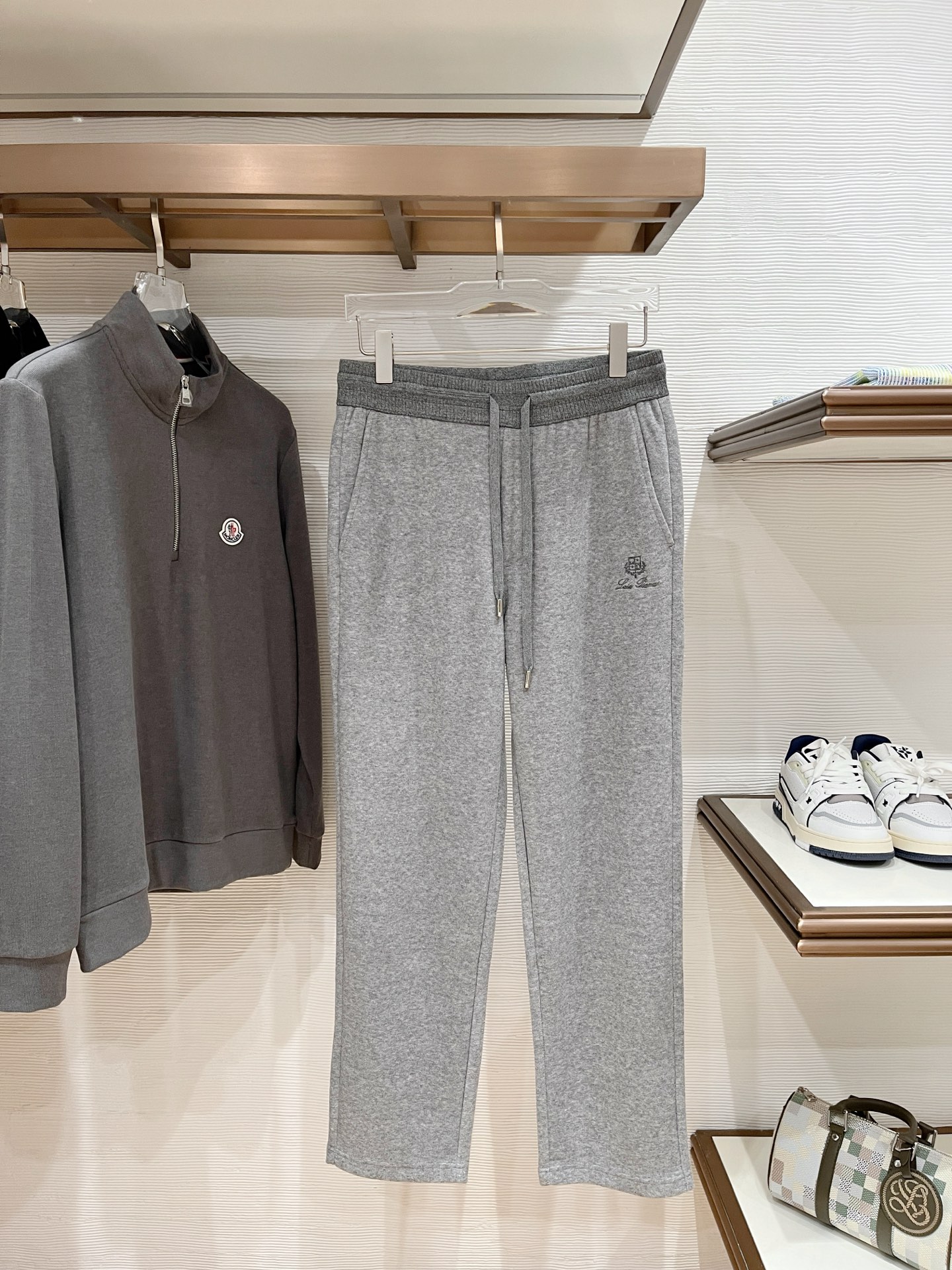 。lP🆕 1935秋冬 ，保暖有型高密度毛巾面混纺松紧腰直脚休闲裤 经典百搭 标志刺绣的点缀，松紧腰抽绳