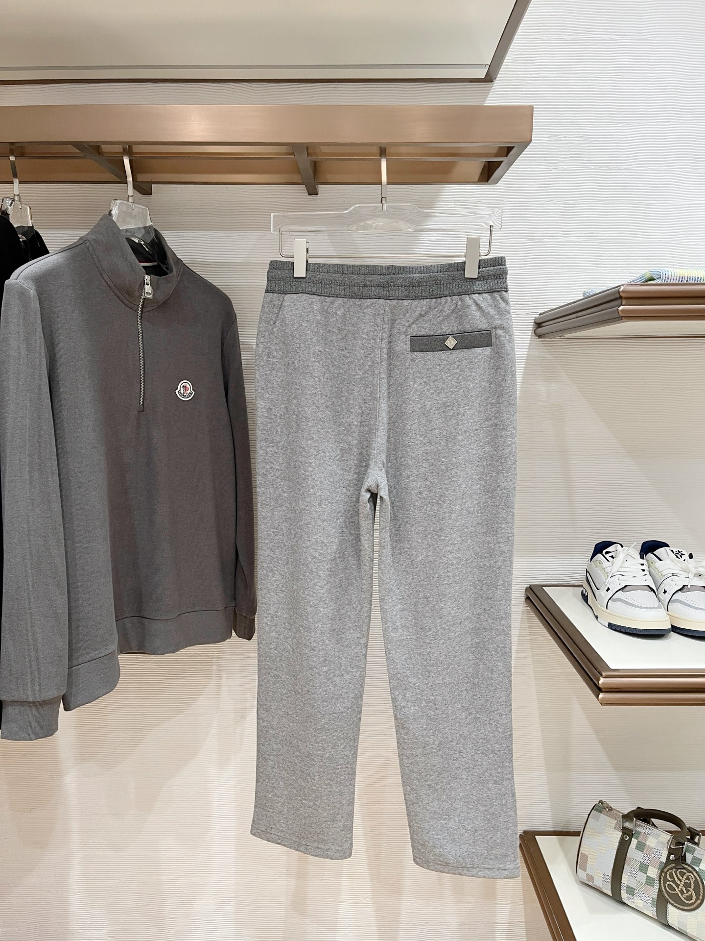 。lP🆕 1935秋冬 ，保暖有型高密度毛巾面混纺松紧腰直脚休闲裤 经典百搭 标志刺绣的点缀，松紧腰抽绳