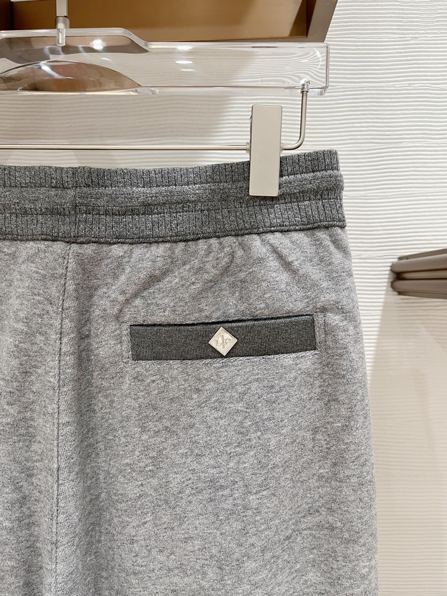 。lP🆕 1935秋冬 ，保暖有型高密度毛巾面混纺松紧腰直脚休闲裤 经典百搭 标志刺绣的点缀，松紧腰抽绳