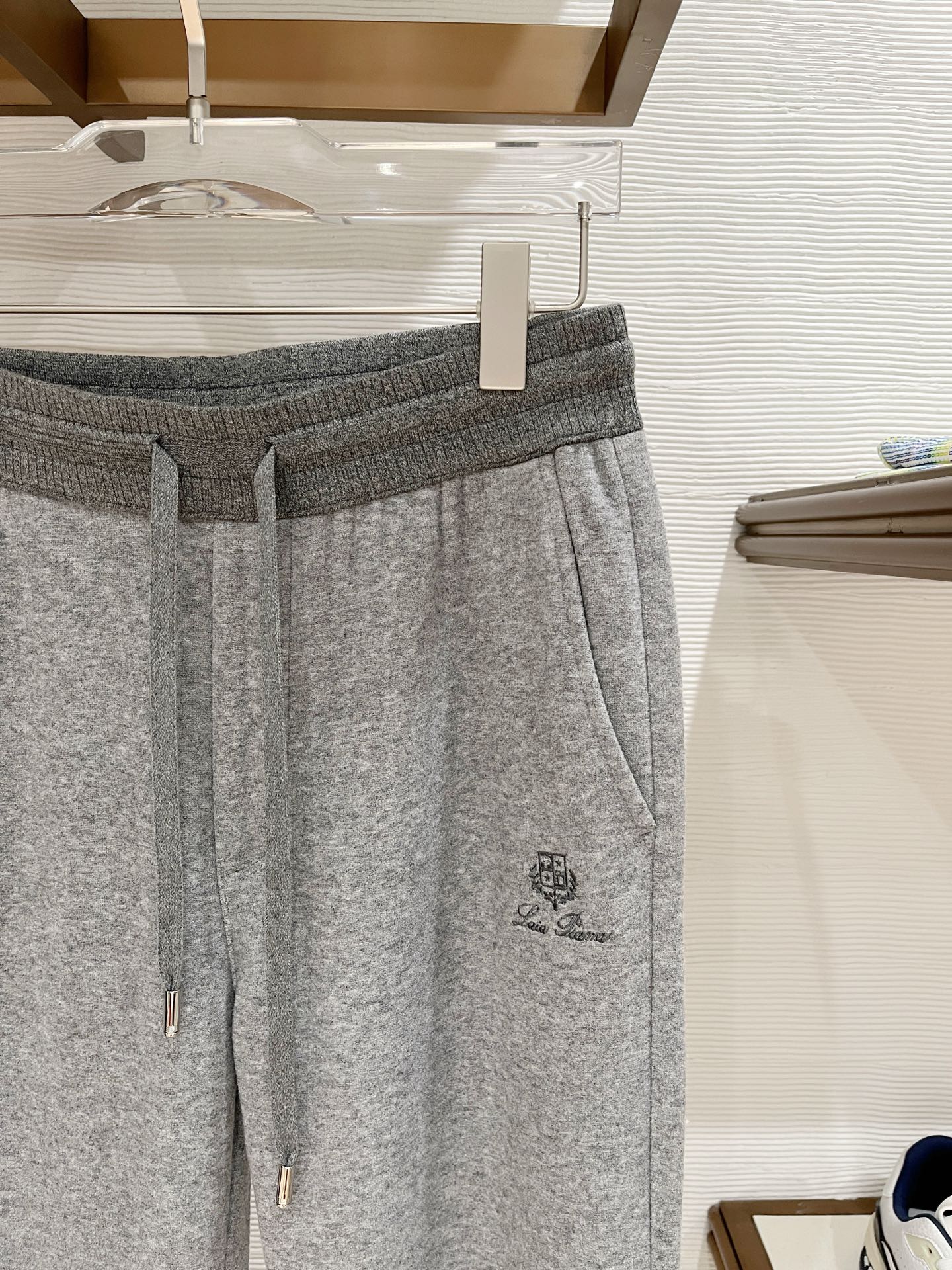 。lP🆕 1935秋冬 ，保暖有型高密度毛巾面混纺松紧腰直脚休闲裤 经典百搭 标志刺绣的点缀，松紧腰抽绳