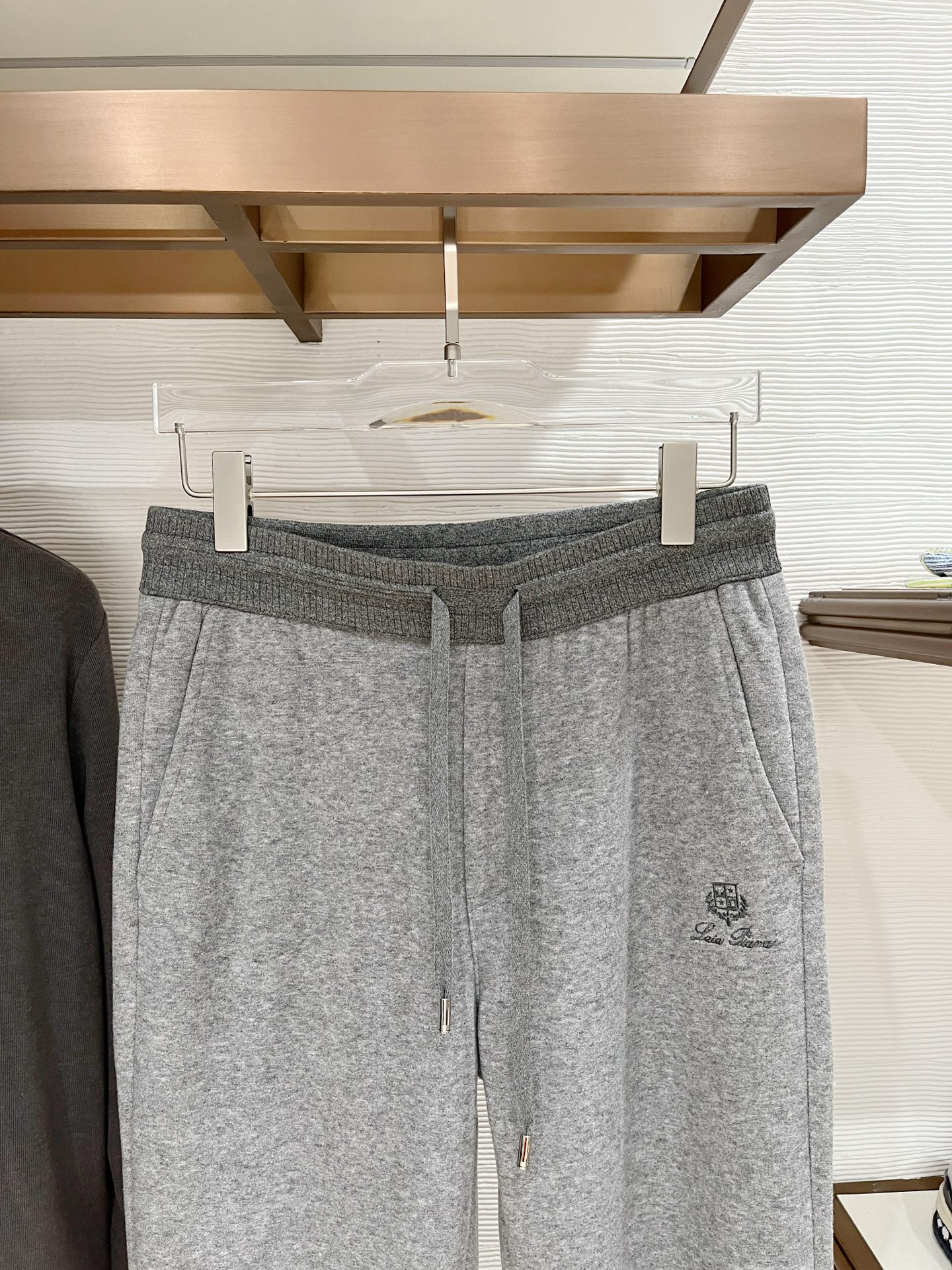 。lP🆕 1935秋冬 ，保暖有型高密度毛巾面混纺松紧腰直脚休闲裤 经典百搭 标志刺绣的点缀，松紧腰抽绳