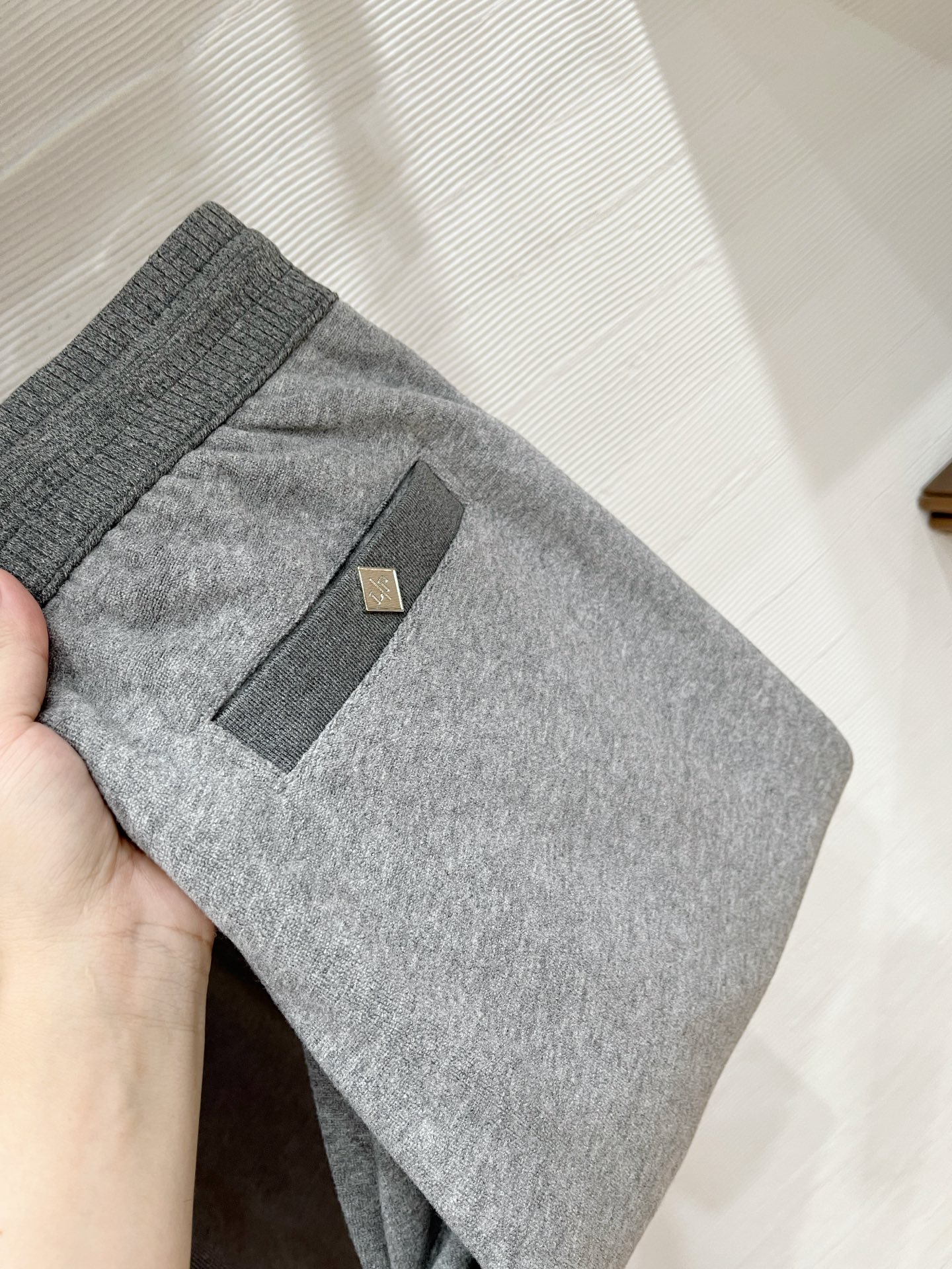 。lP🆕 1935秋冬 ，保暖有型高密度毛巾面混纺松紧腰直脚休闲裤 经典百搭 标志刺绣的点缀，松紧腰抽绳