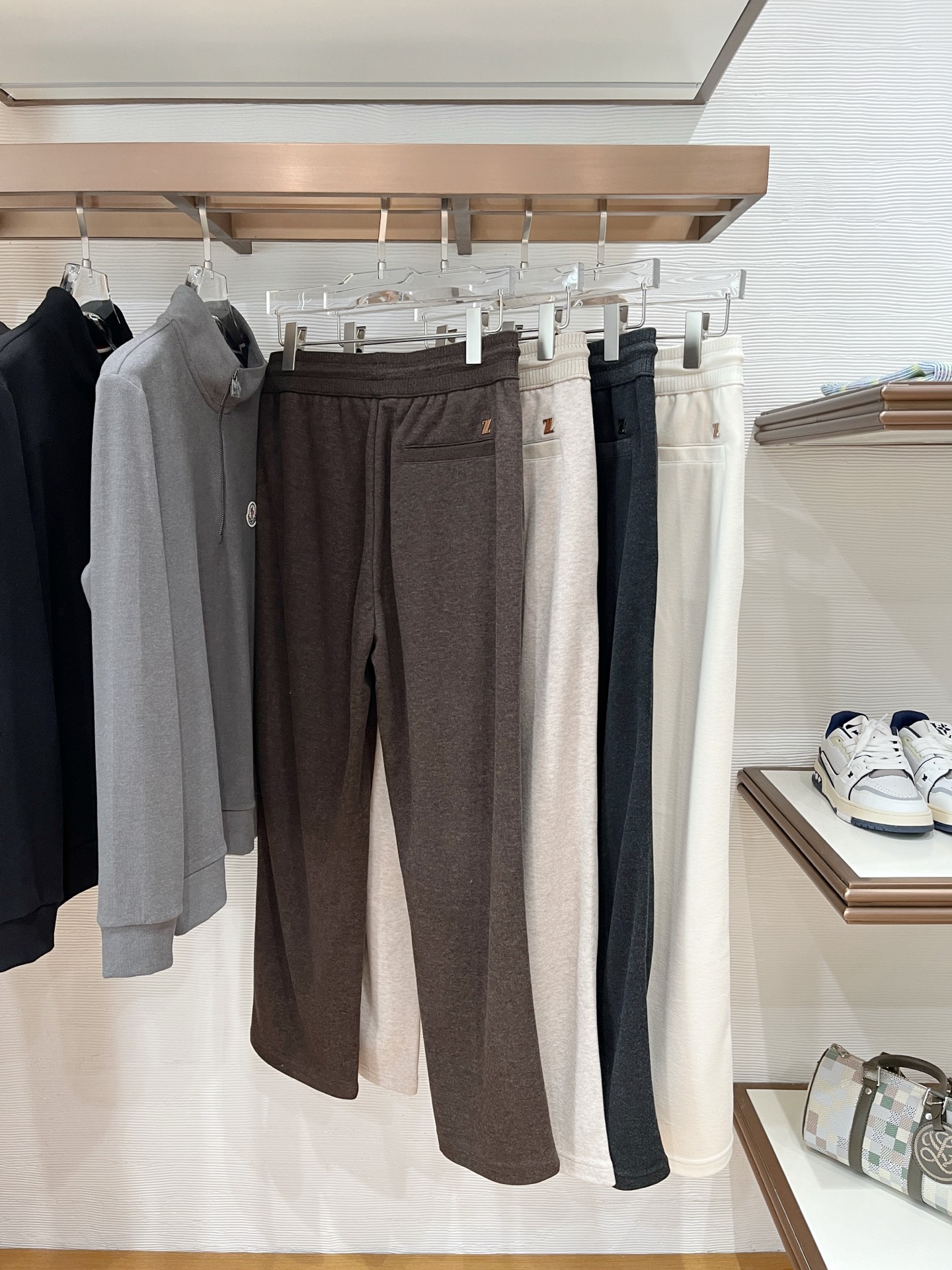。Zz杰尼*亚🔥秋冬新款男士直筒运动裤，羊绒羊毛混纺面料、三标齐、松紧腰抽绳、两侧拉链口袋设计，合体的裁