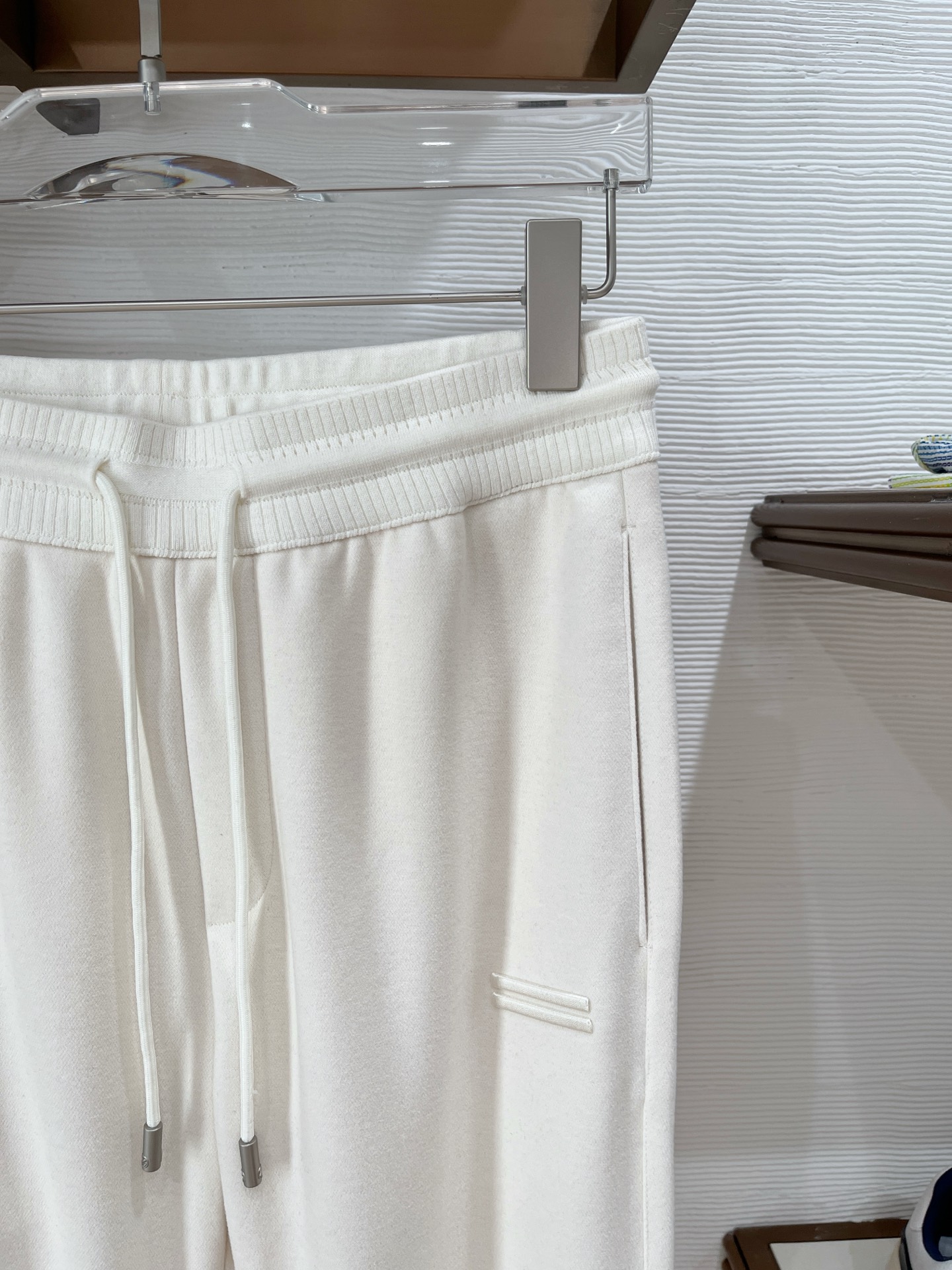 。Zz杰尼*亚🔥秋冬新款男士直筒运动裤，羊绒羊毛混纺面料、三标齐、松紧腰抽绳、两侧拉链口袋设计，合体的裁