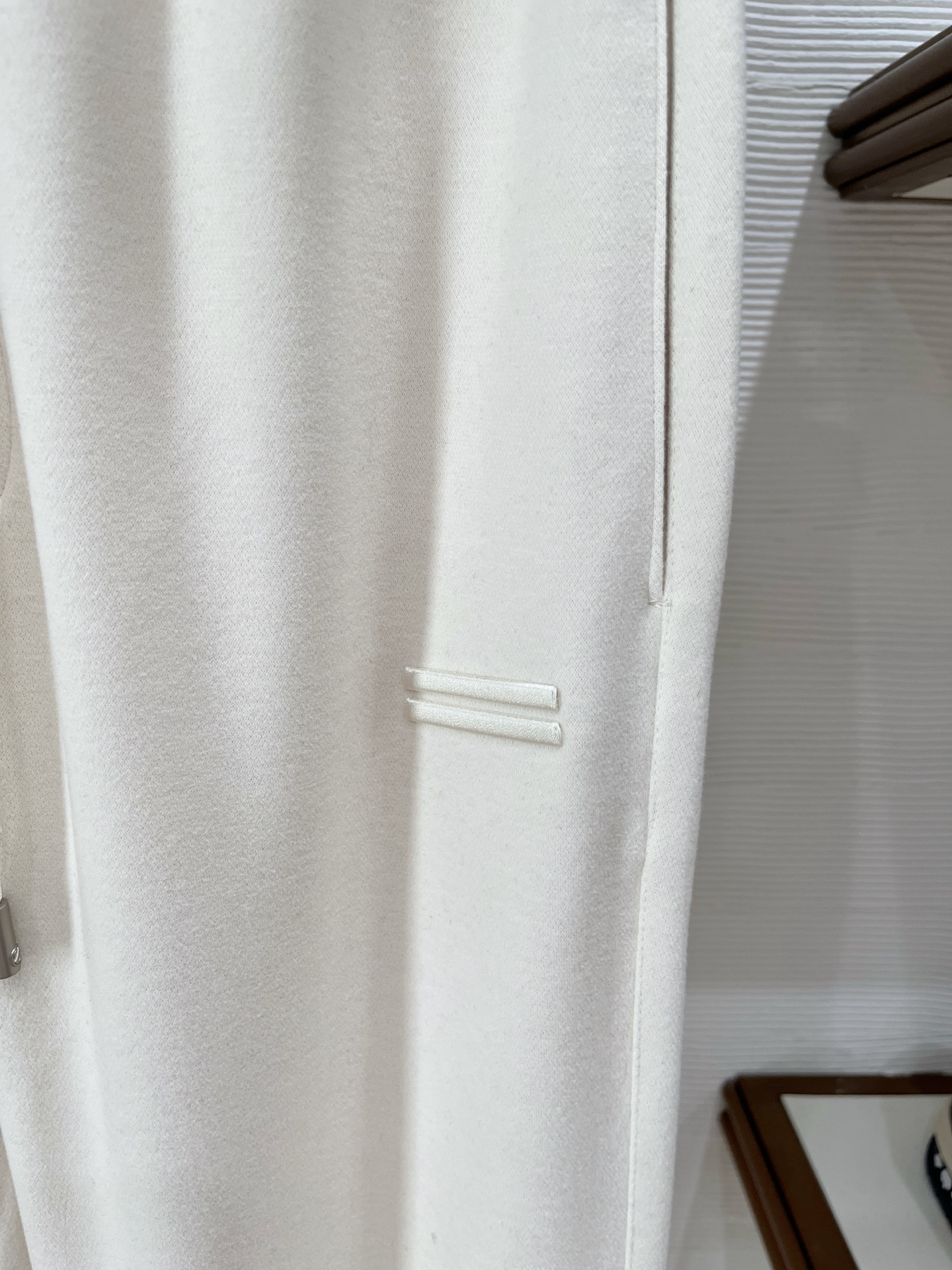 。Zz杰尼*亚🔥秋冬新款男士直筒运动裤，羊绒羊毛混纺面料、三标齐、松紧腰抽绳、两侧拉链口袋设计，合体的裁