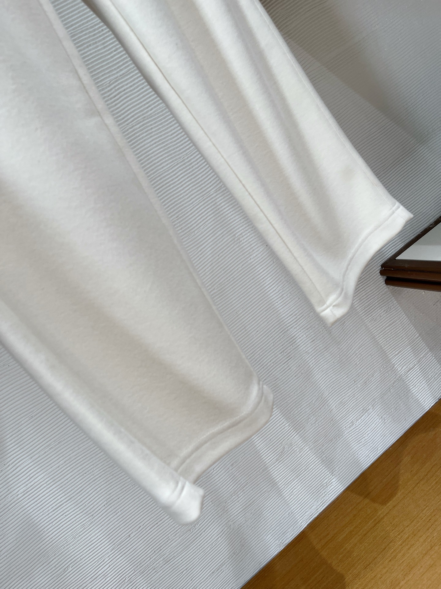 。Zz杰尼*亚🔥秋冬新款男士直筒运动裤，羊绒羊毛混纺面料、三标齐、松紧腰抽绳、两侧拉链口袋设计，合体的裁