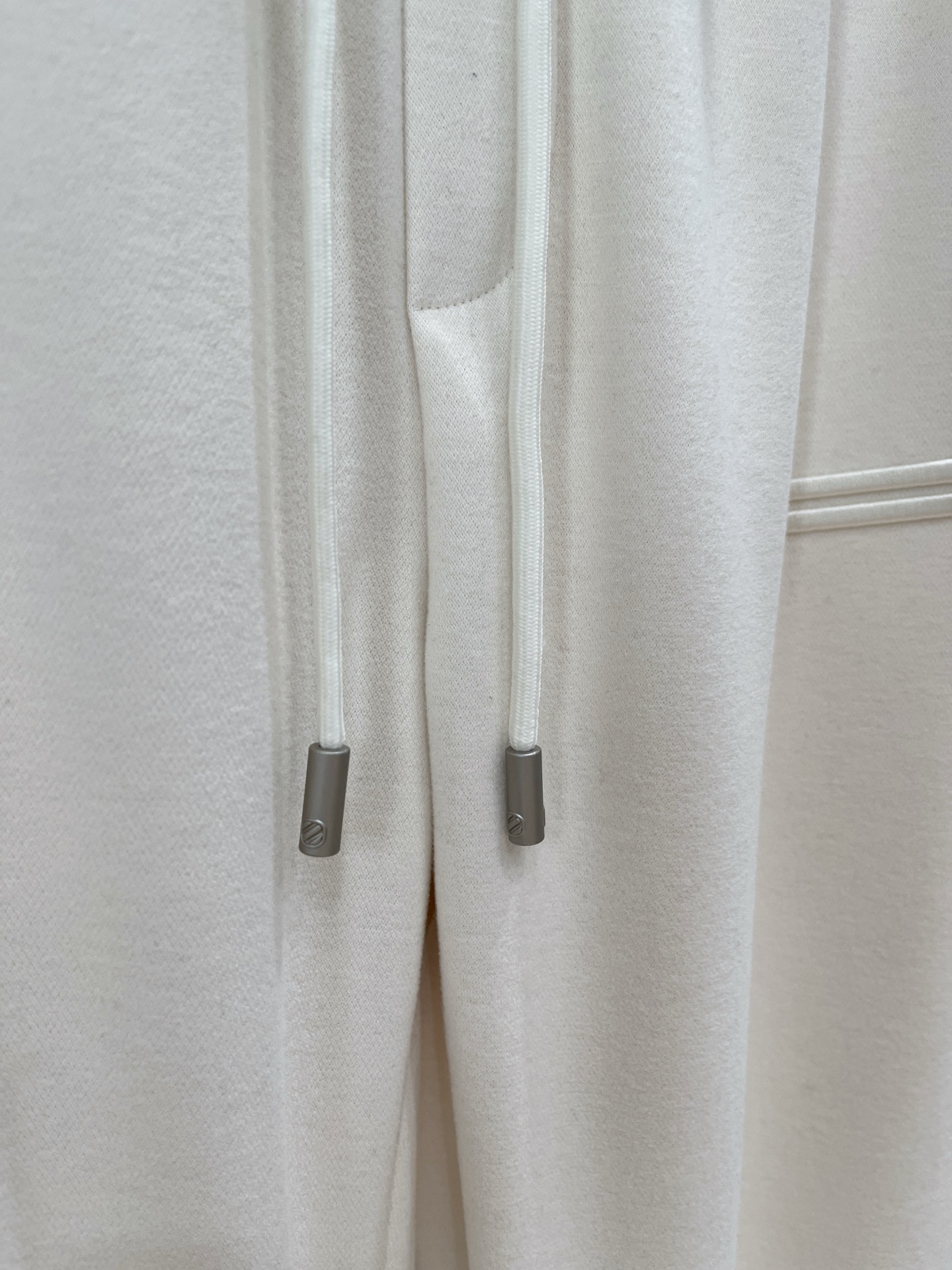 。Zz杰尼*亚🔥秋冬新款男士直筒运动裤，羊绒羊毛混纺面料、三标齐、松紧腰抽绳、两侧拉链口袋设计，合体的裁