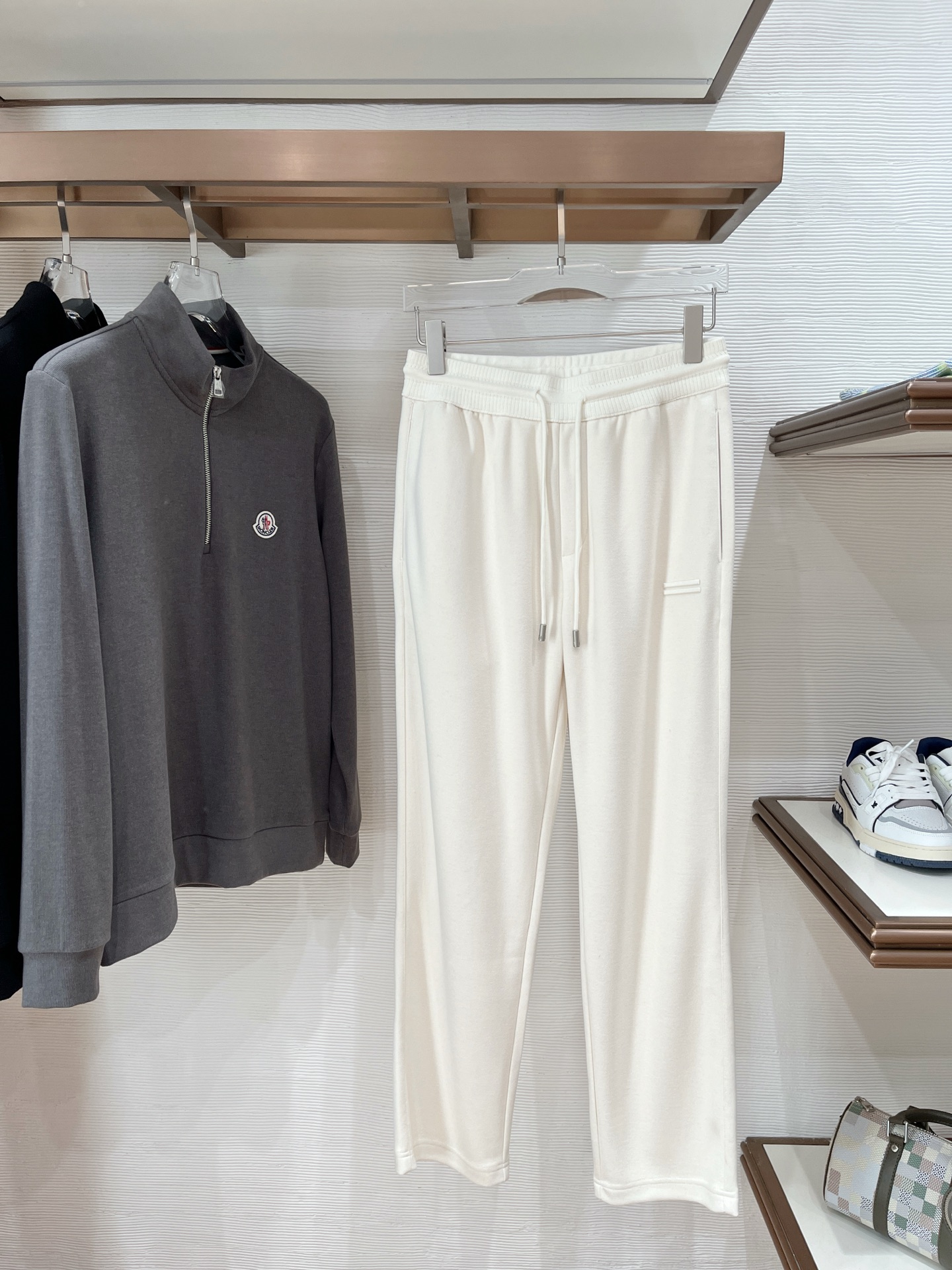 。Zz杰尼*亚🔥秋冬新款男士直筒运动裤，羊绒羊毛混纺面料、三标齐、松紧腰抽绳、两侧拉链口袋设计，合体的裁