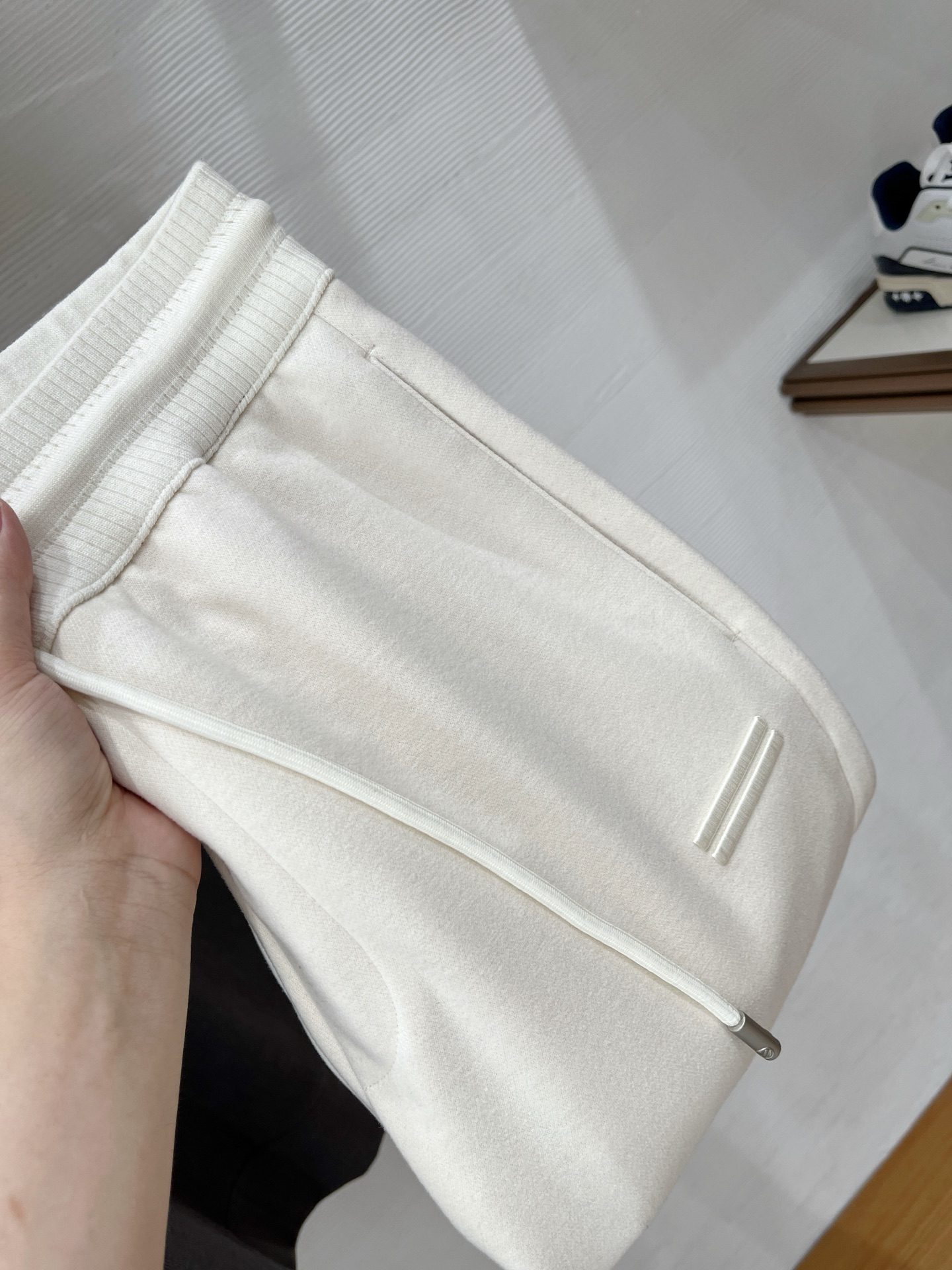 。Zz杰尼*亚🔥秋冬新款男士直筒运动裤，羊绒羊毛混纺面料、三标齐、松紧腰抽绳、两侧拉链口袋设计，合体的裁