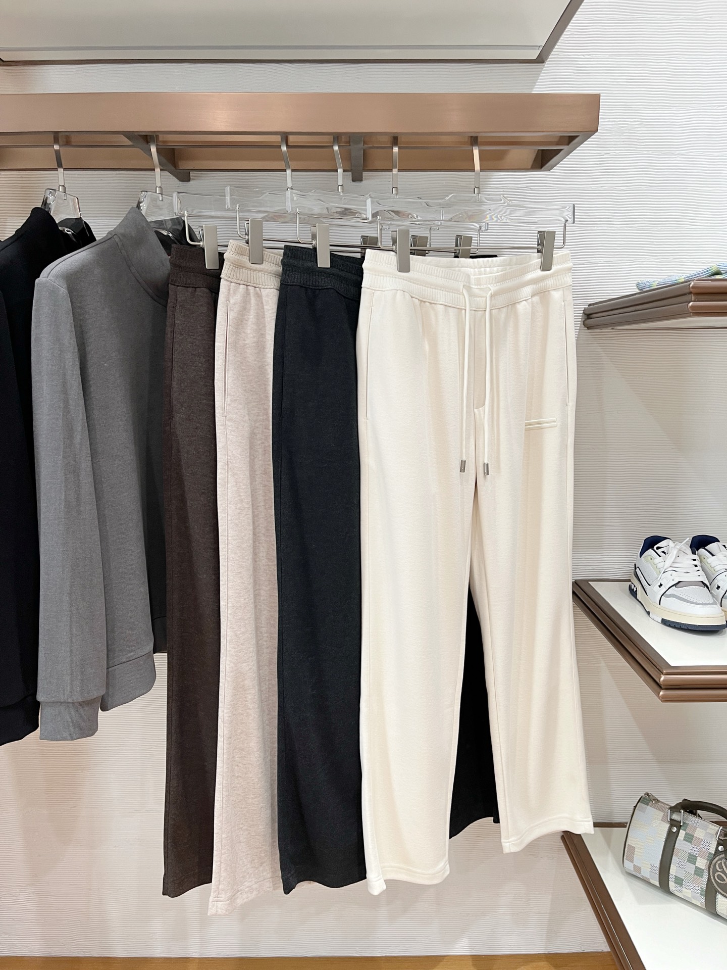 。Zz杰尼*亚🔥秋冬新款男士直筒运动裤，羊绒羊毛混纺面料、三标齐、松紧腰抽绳、两侧拉链口袋设计，合体的裁