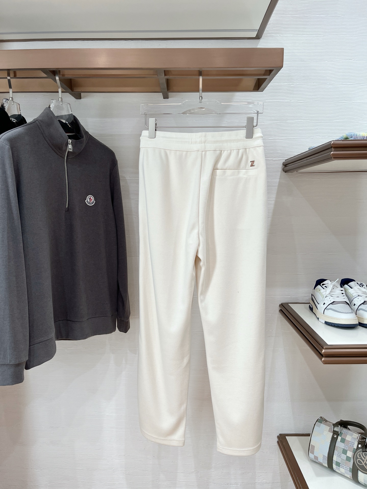。Zz杰尼*亚🔥秋冬新款男士直筒运动裤，羊绒羊毛混纺面料、三标齐、松紧腰抽绳、两侧拉链口袋设计，合体的裁