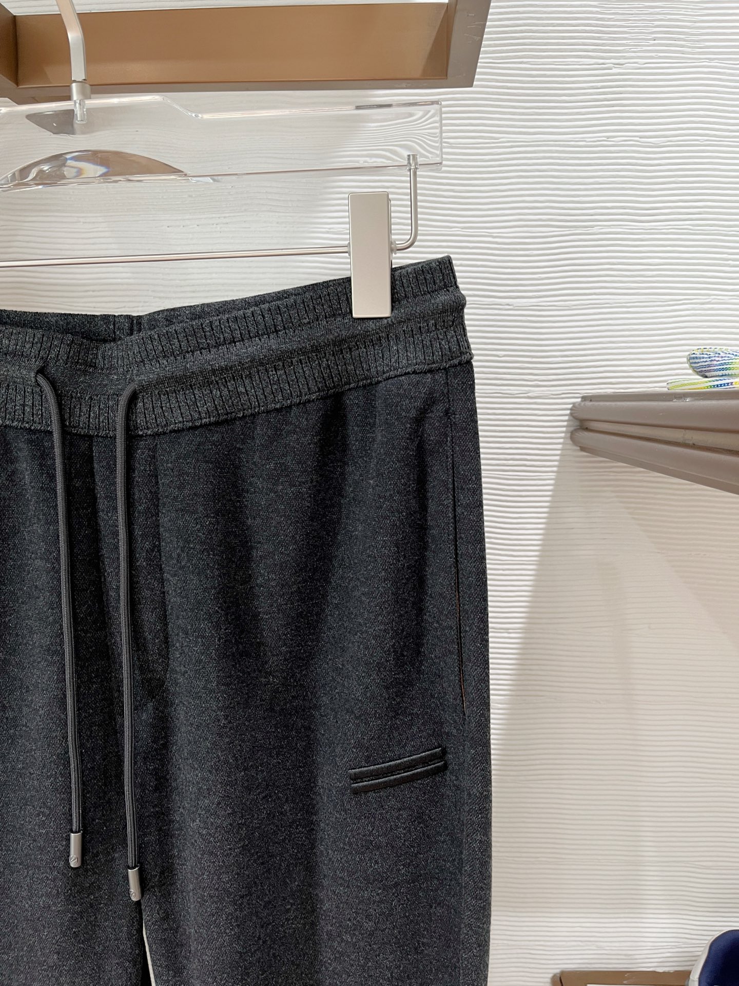 。Zz杰尼*亚🔥秋冬新款男士直筒运动裤，羊绒羊毛混纺面料、三标齐、松紧腰抽绳、两侧拉链口袋设计，合体的裁