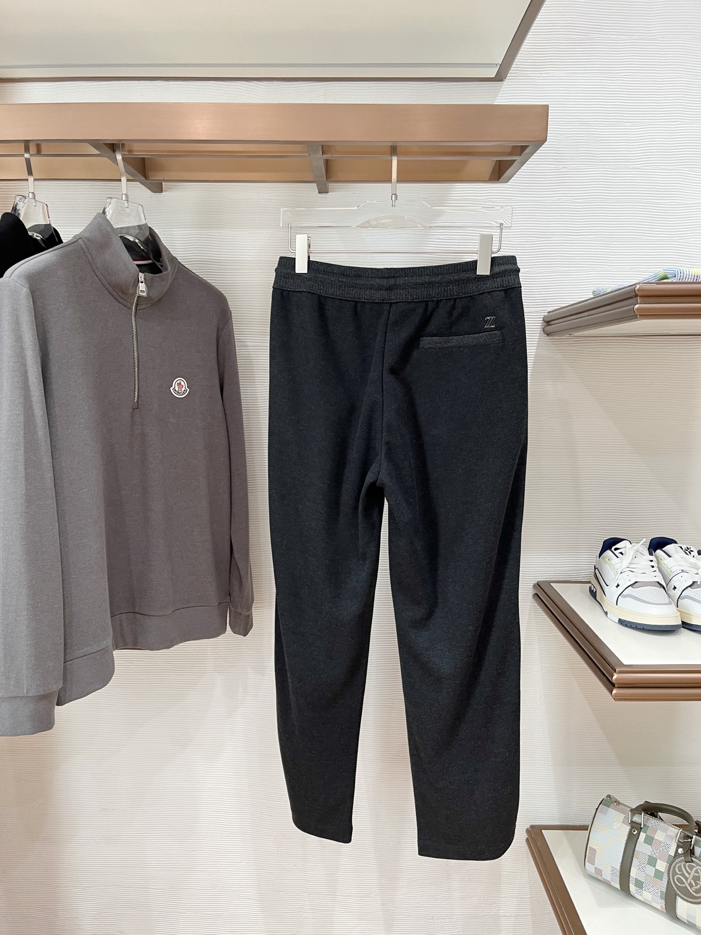 。Zz杰尼*亚🔥秋冬新款男士直筒运动裤，羊绒羊毛混纺面料、三标齐、松紧腰抽绳、两侧拉链口袋设计，合体的裁