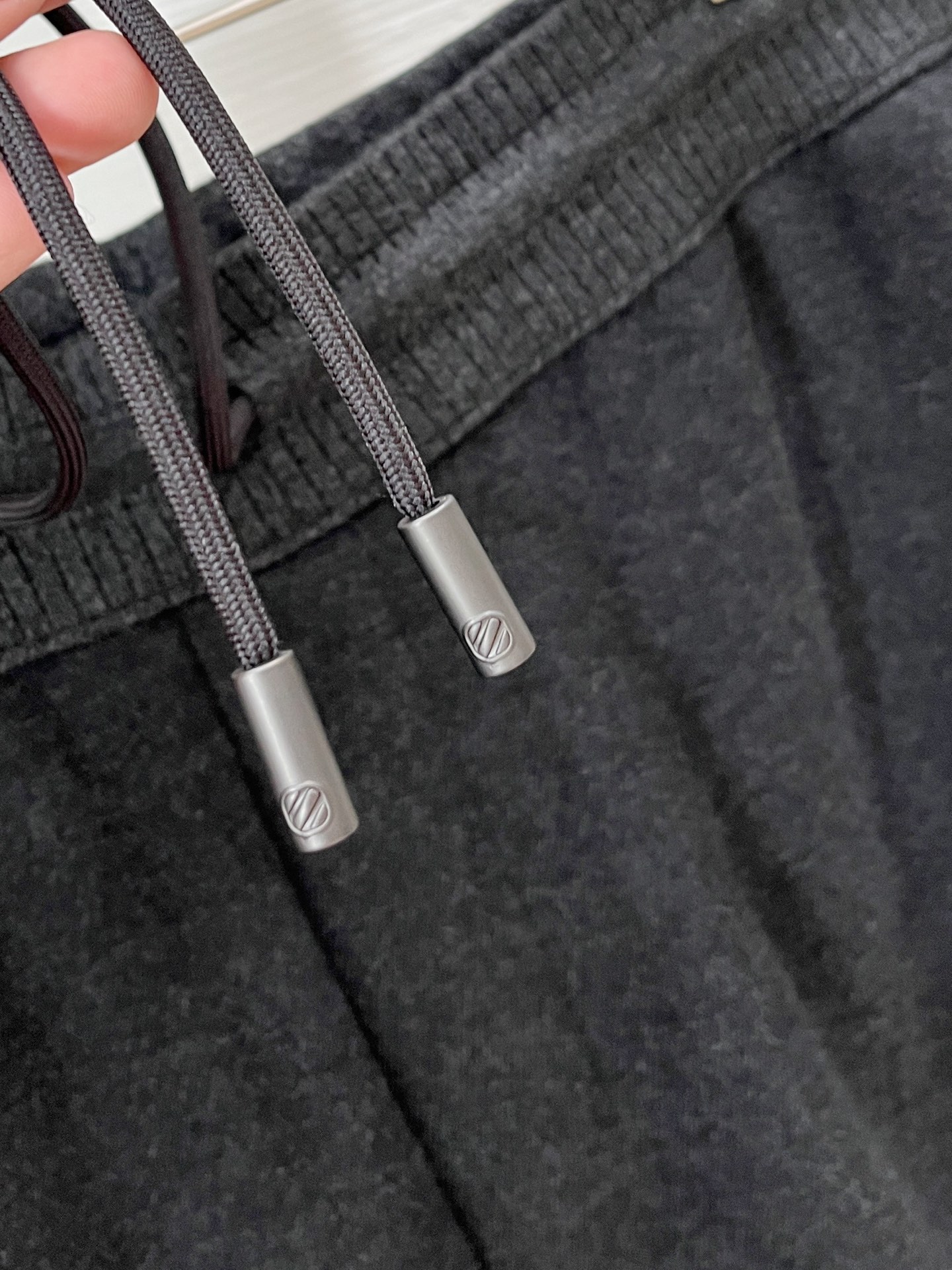 。Zz杰尼*亚🔥秋冬新款男士直筒运动裤，羊绒羊毛混纺面料、三标齐、松紧腰抽绳、两侧拉链口袋设计，合体的裁