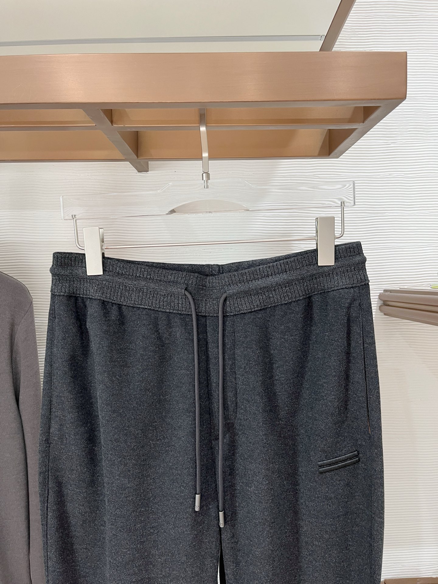 。Zz杰尼*亚🔥秋冬新款男士直筒运动裤，羊绒羊毛混纺面料、三标齐、松紧腰抽绳、两侧拉链口袋设计，合体的裁