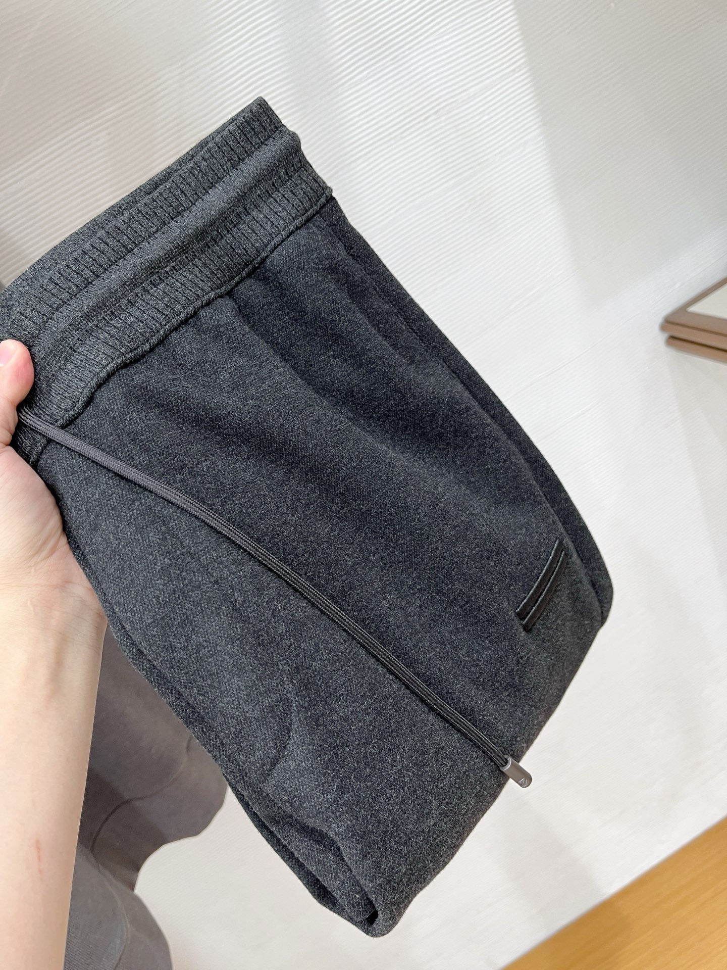 。Zz杰尼*亚🔥秋冬新款男士直筒运动裤，羊绒羊毛混纺面料、三标齐、松紧腰抽绳、两侧拉链口袋设计，合体的裁