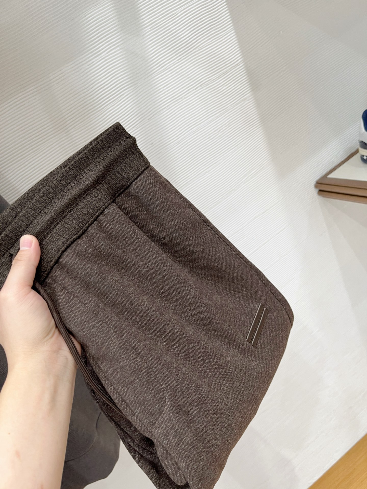 。Zz杰尼*亚🔥秋冬新款男士直筒运动裤，羊绒羊毛混纺面料、三标齐、松紧腰抽绳、两侧拉链口袋设计，合体的裁