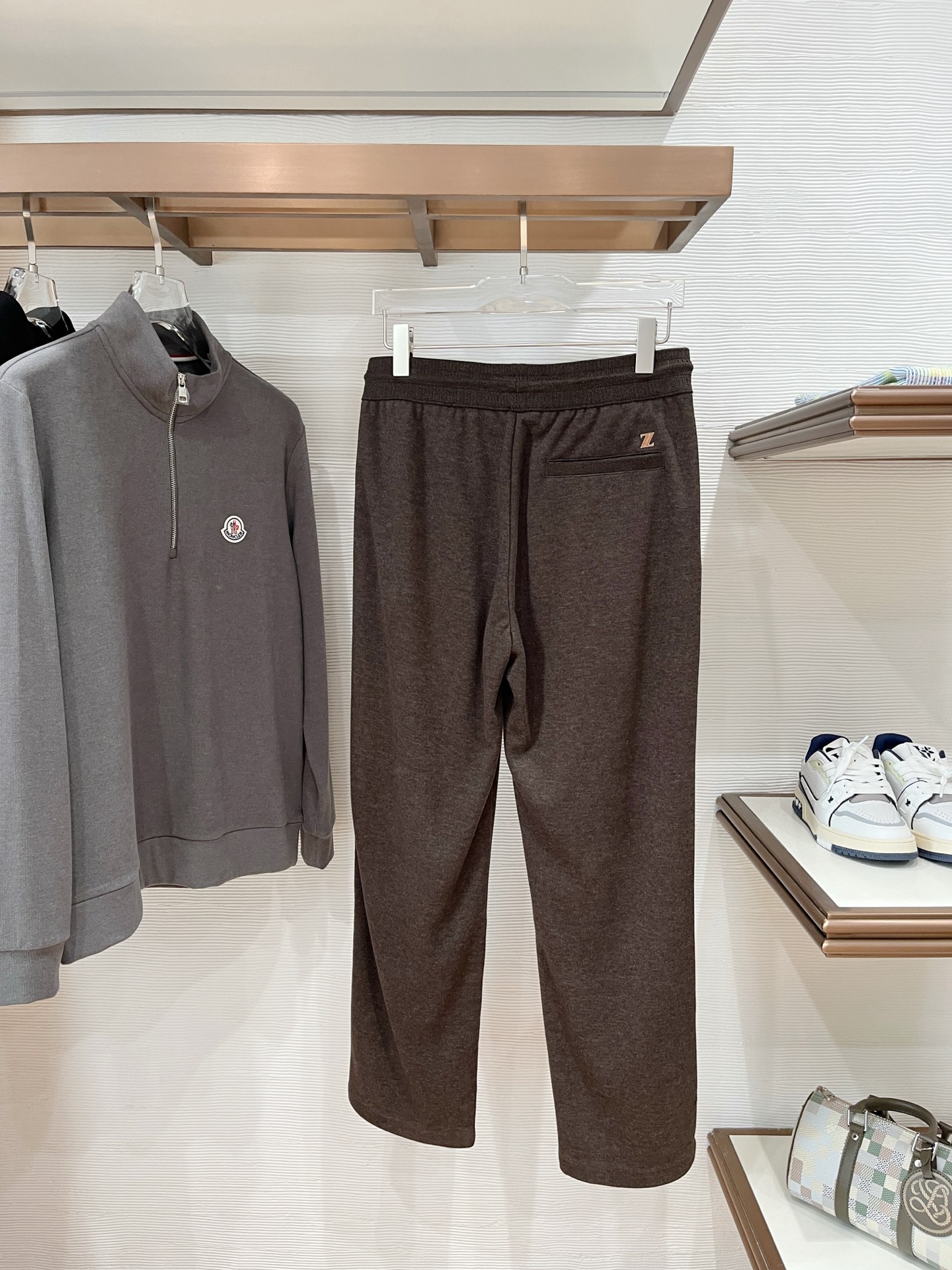。Zz杰尼*亚🔥秋冬新款男士直筒运动裤，羊绒羊毛混纺面料、三标齐、松紧腰抽绳、两侧拉链口袋设计，合体的裁
