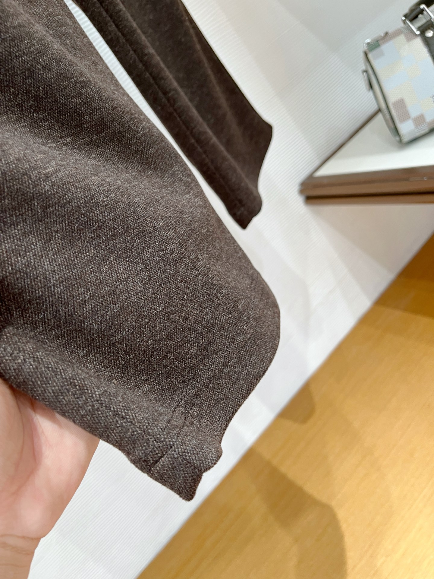 。Zz杰尼*亚🔥秋冬新款男士直筒运动裤，羊绒羊毛混纺面料、三标齐、松紧腰抽绳、两侧拉链口袋设计，合体的裁