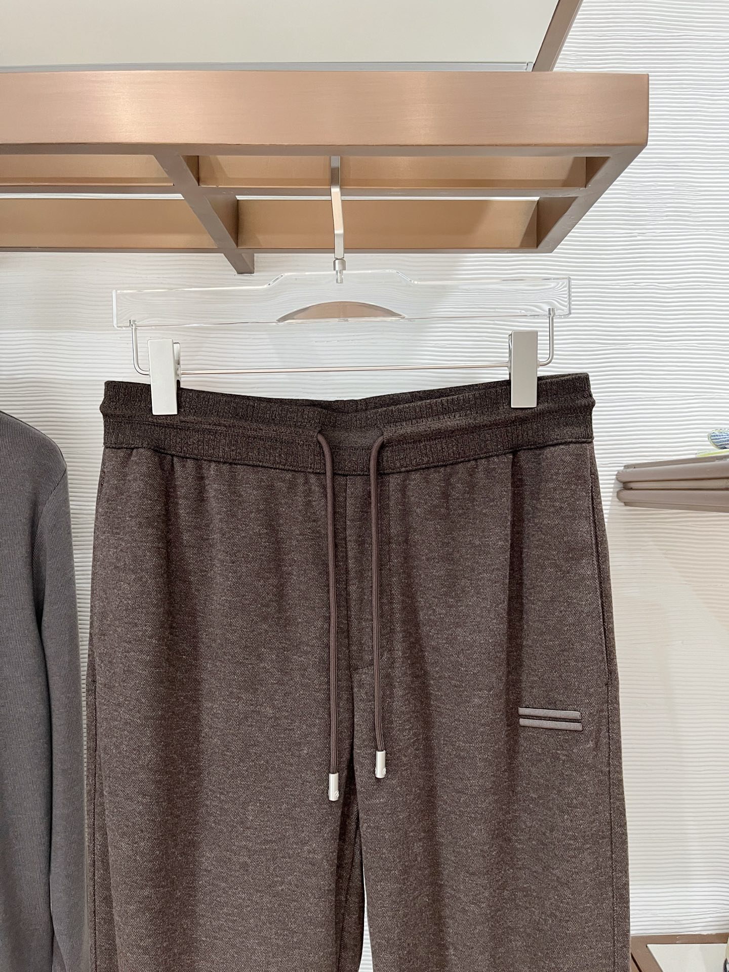 。Zz杰尼*亚🔥秋冬新款男士直筒运动裤，羊绒羊毛混纺面料、三标齐、松紧腰抽绳、两侧拉链口袋设计，合体的裁