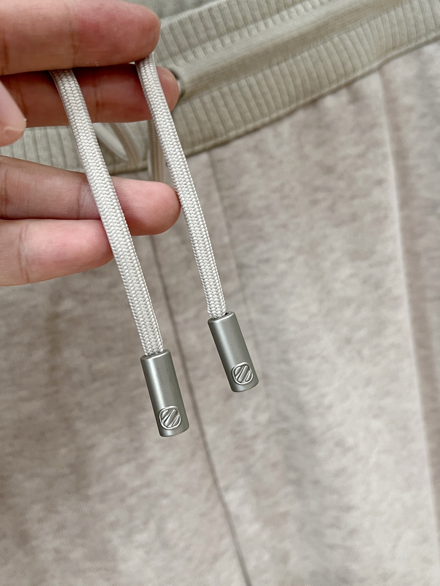 。Zz杰尼*亚🔥秋冬新款男士直筒运动裤，羊绒羊毛混纺面料、三标齐、松紧腰抽绳、两侧拉链口袋设计，合体的裁