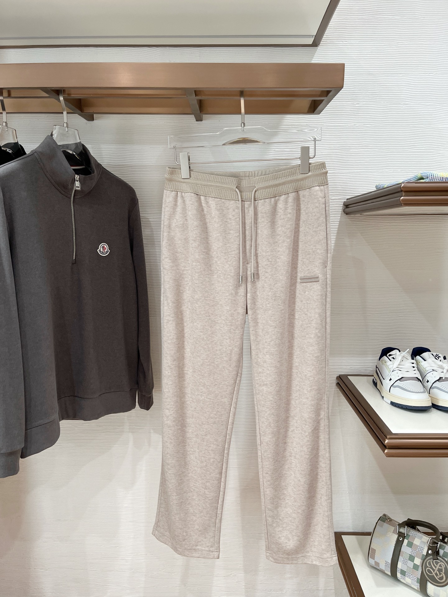 。Zz杰尼*亚🔥秋冬新款男士直筒运动裤，羊绒羊毛混纺面料、三标齐、松紧腰抽绳、两侧拉链口袋设计，合体的裁