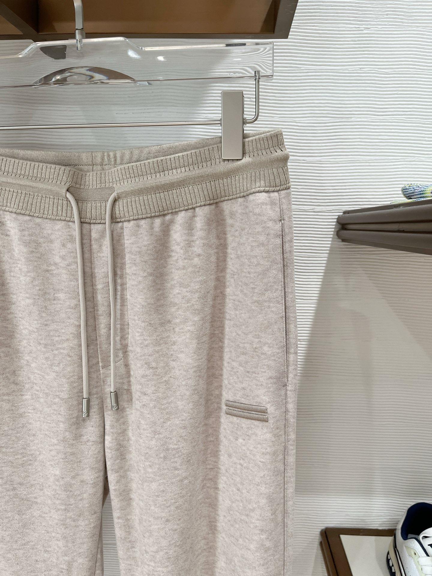 。Zz杰尼*亚🔥秋冬新款男士直筒运动裤，羊绒羊毛混纺面料、三标齐、松紧腰抽绳、两侧拉链口袋设计，合体的裁